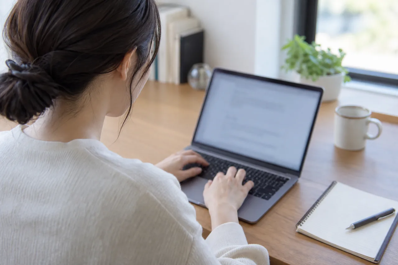 日本人女性が相談員と落ち着いて関係の不安を話している