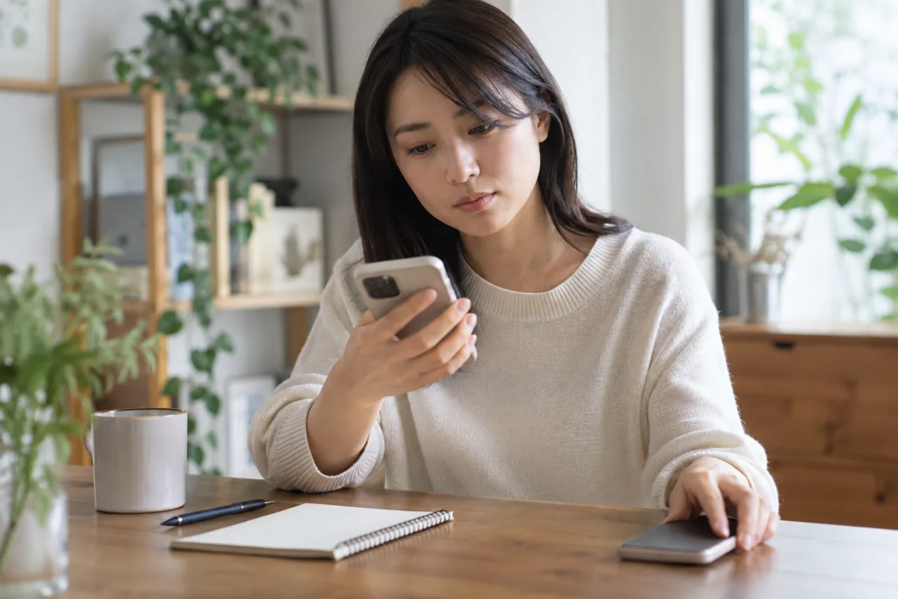日本人女性が一週間の生活計画と境界線を白紙の予定表に整理している
