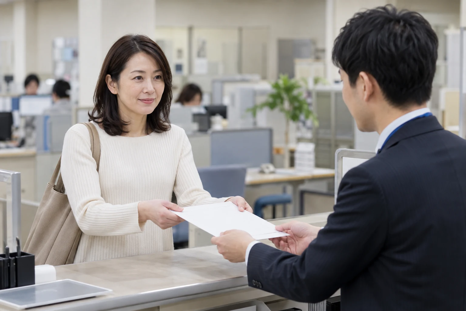 日本人女性が免許証の住所変更窓口で手続きを進める
