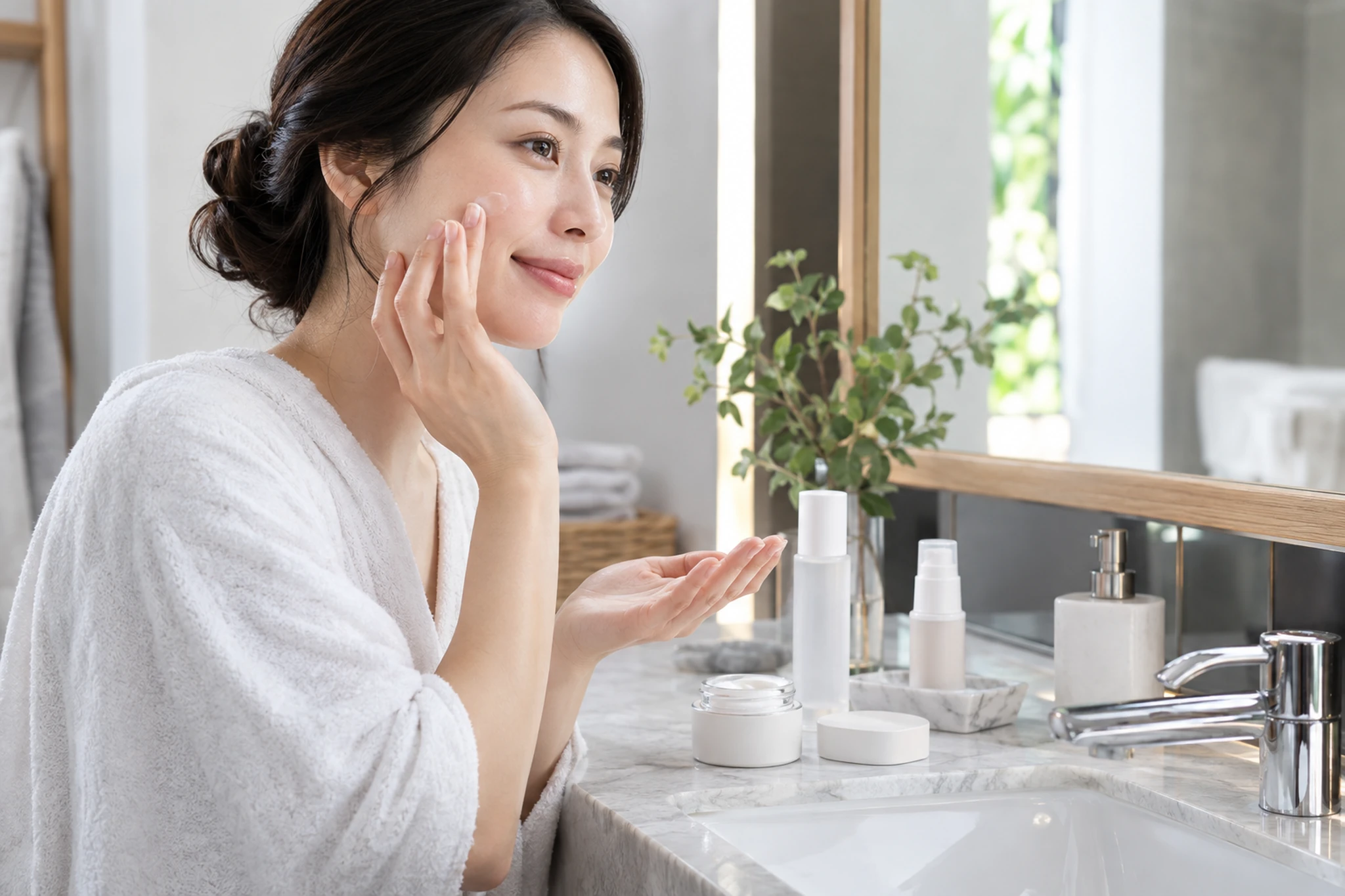 鏡の前で肌の手入れを始めるか考える女性