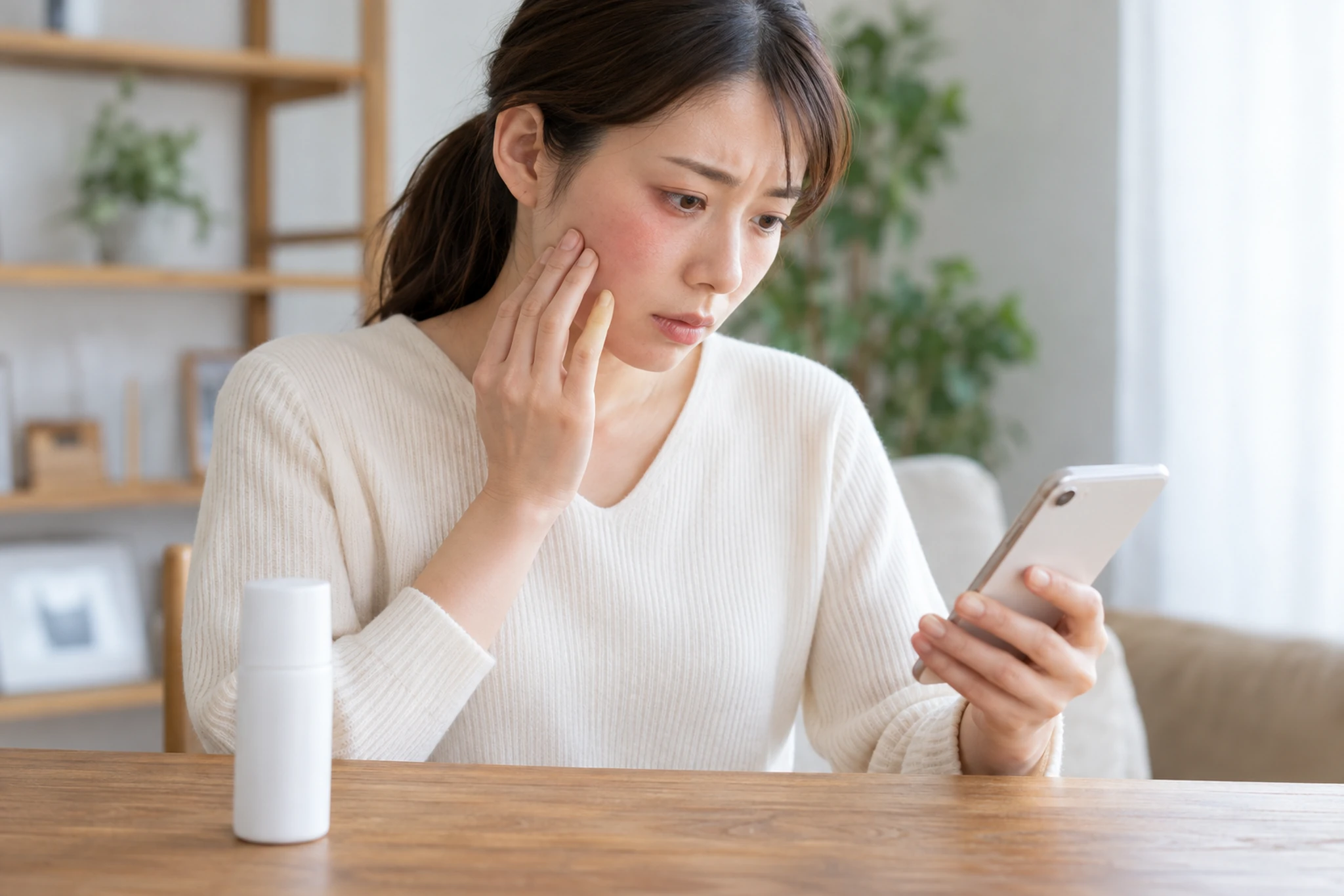 刺激が気になり使用を止めて相談内容をノートに整理する女性