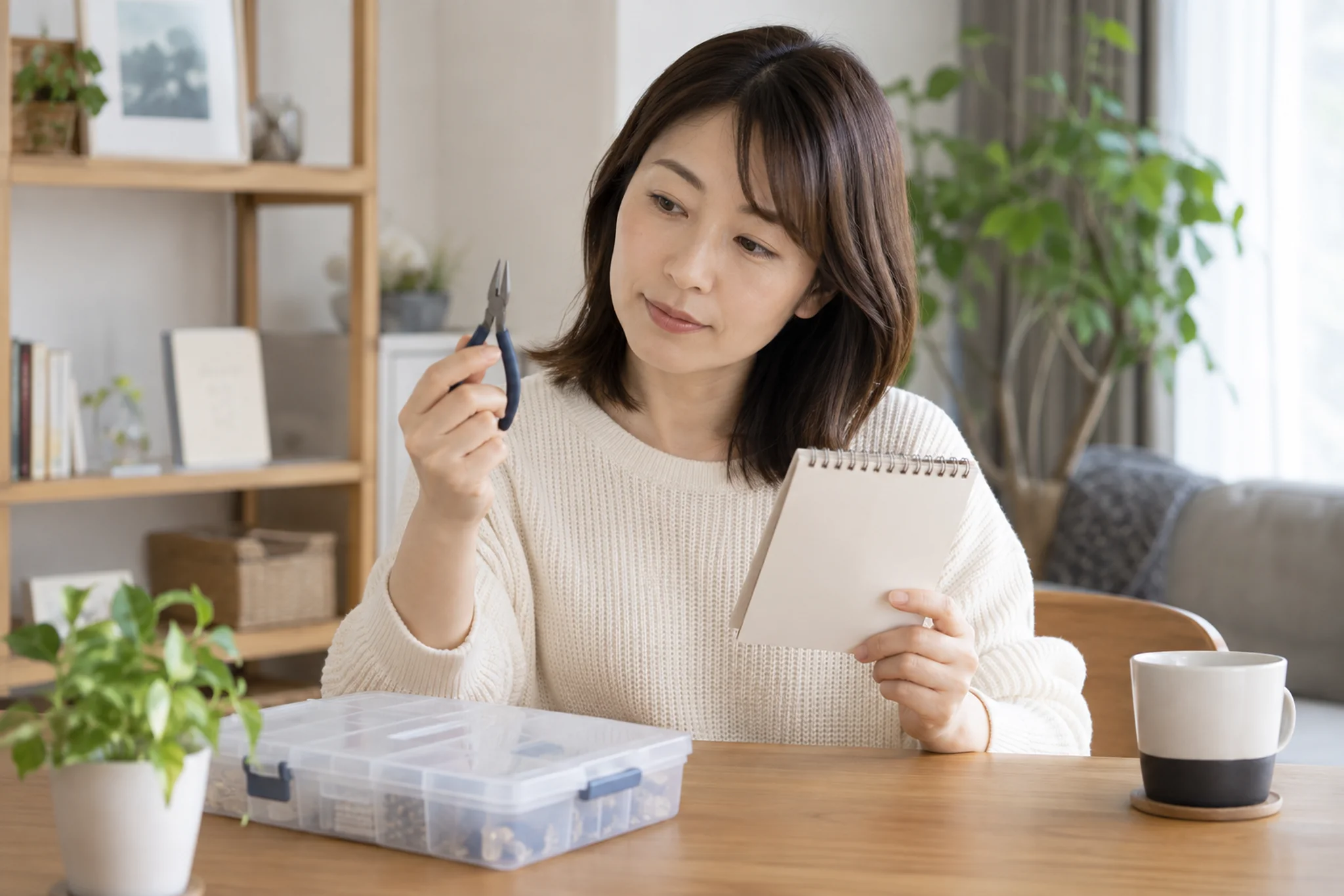 短い学習時間をノートに記録する30代の女性