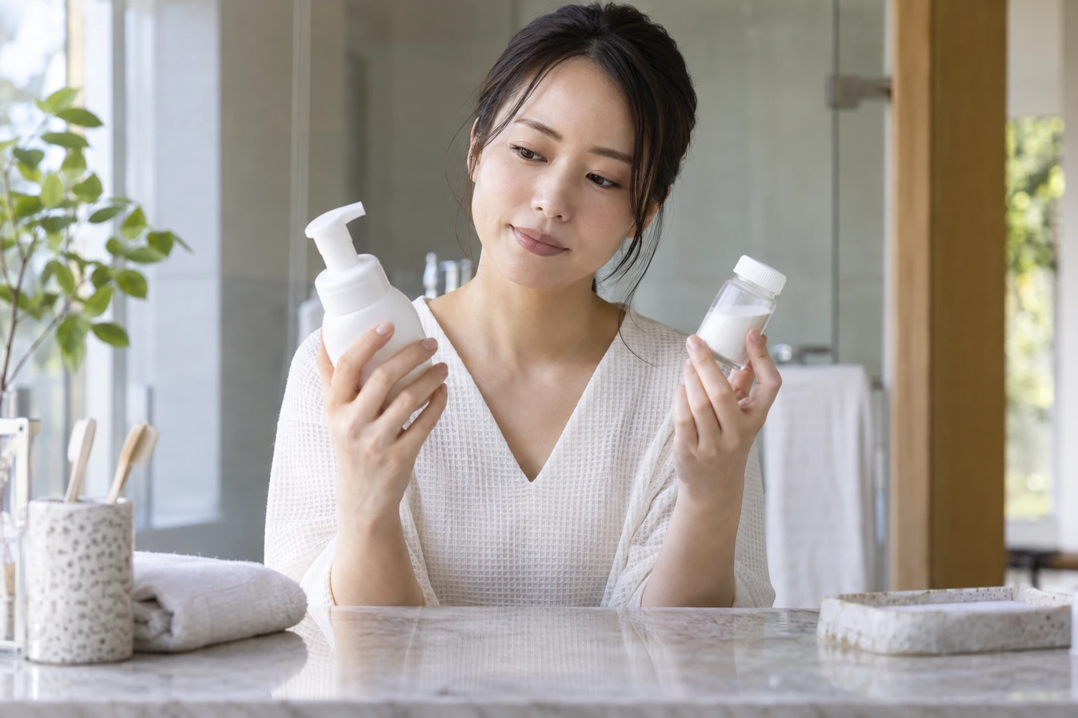 酵素洗顔のパッケージ表示を確認する女性