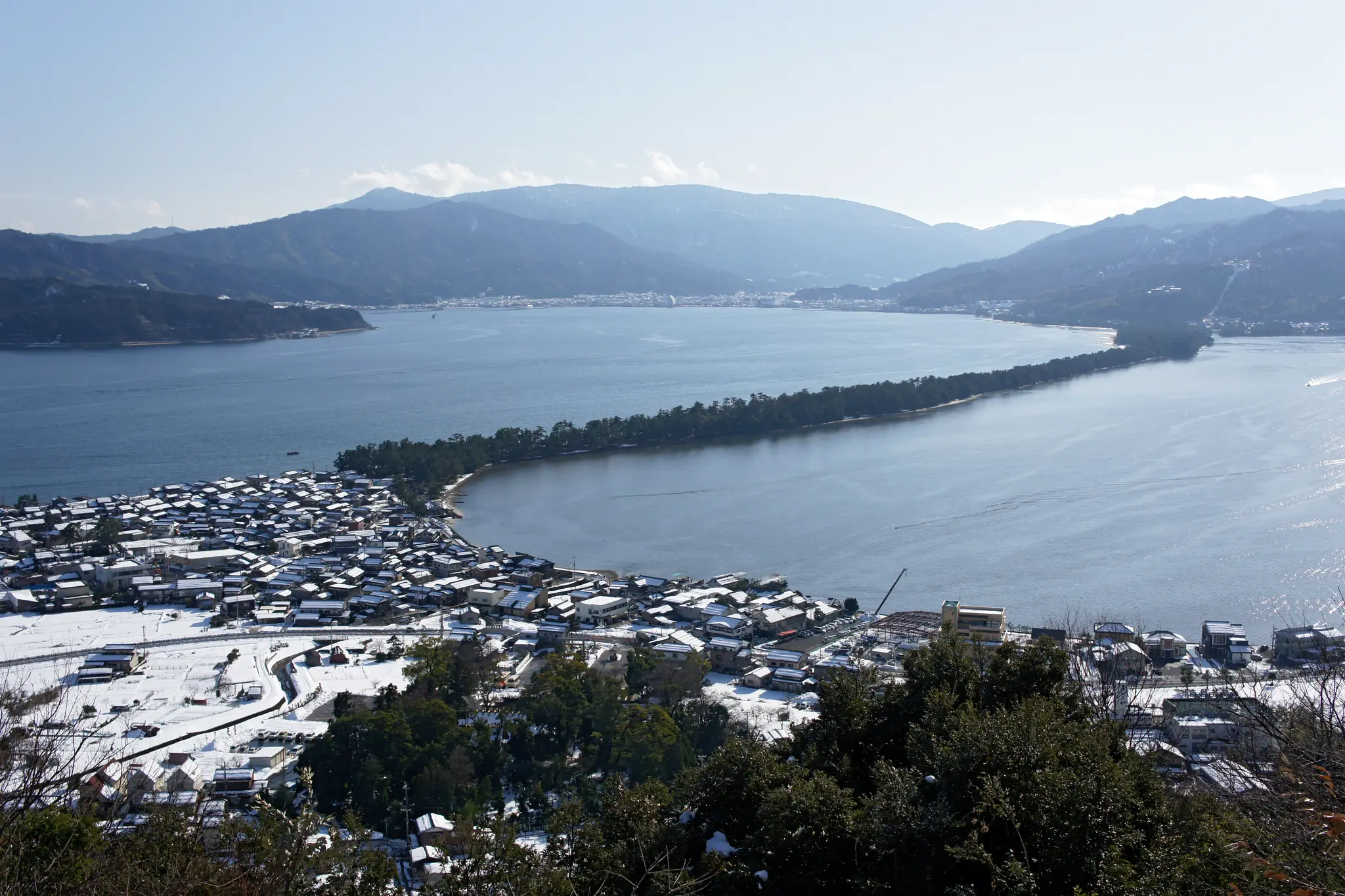 雪の天橋立を見渡す実景