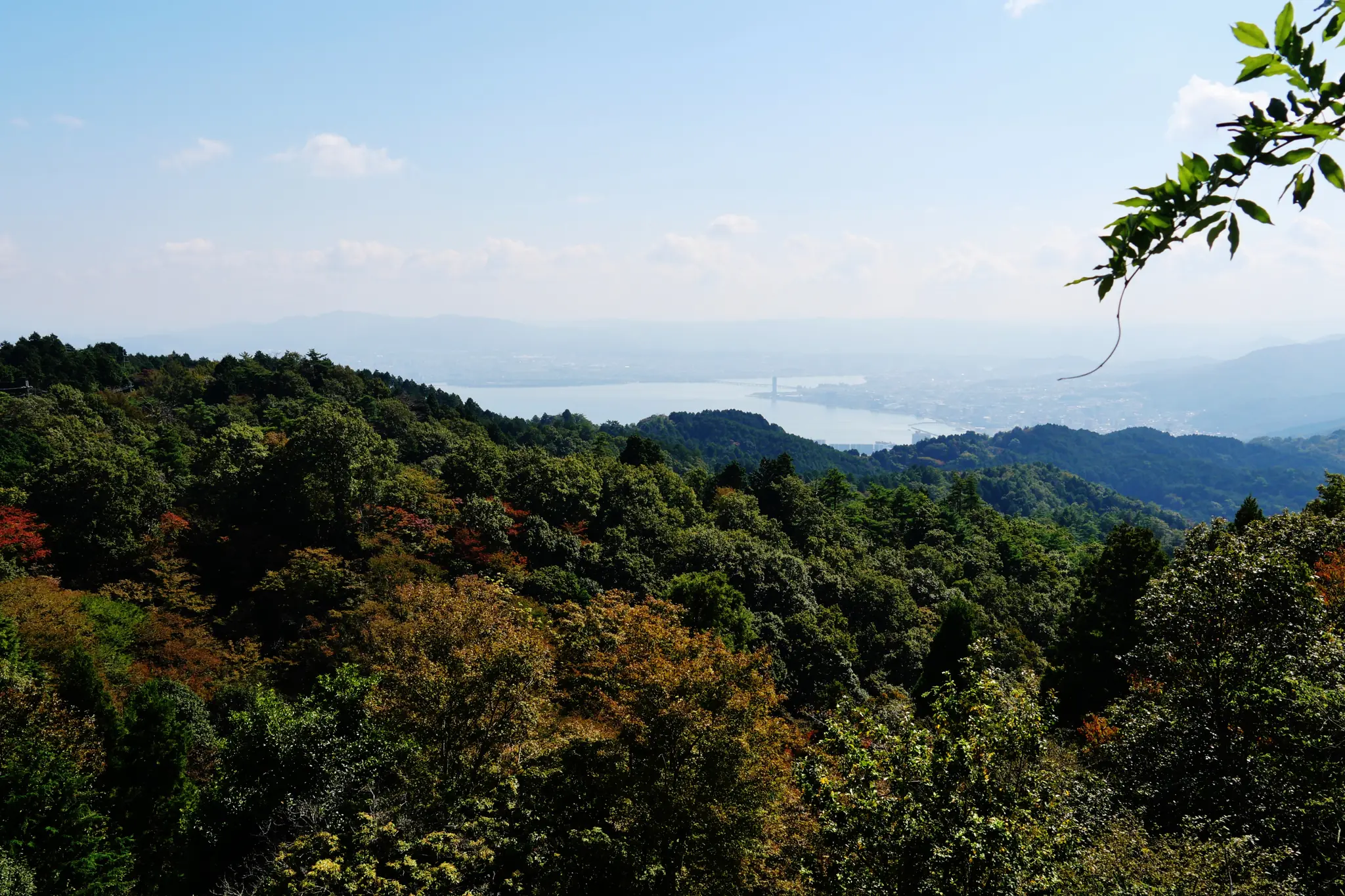 琵琶湖を山側から見渡す実景