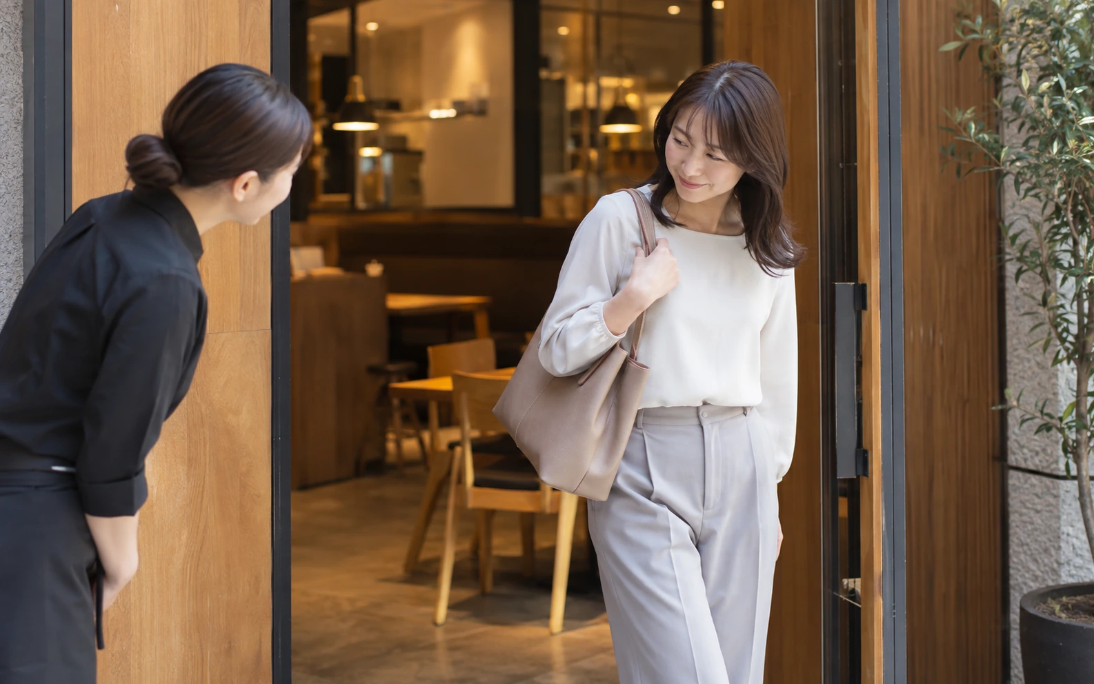食事を終えて店を出る一人客のイメージ