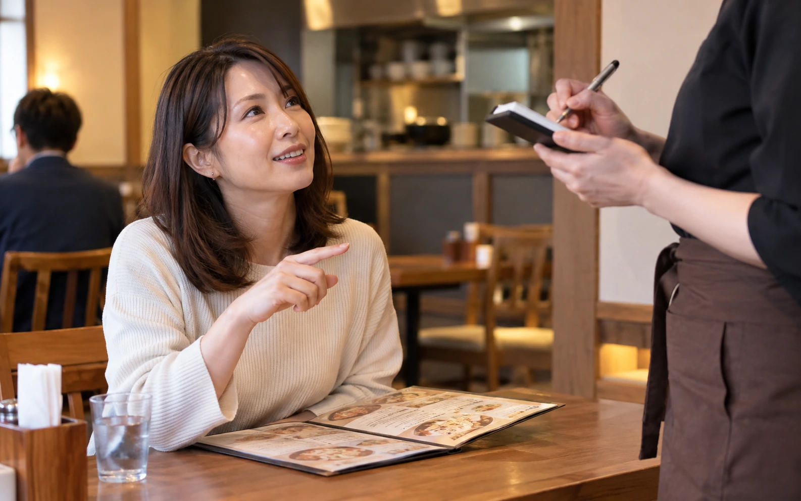 店員に注文内容を確認しながら伝えるイメージ