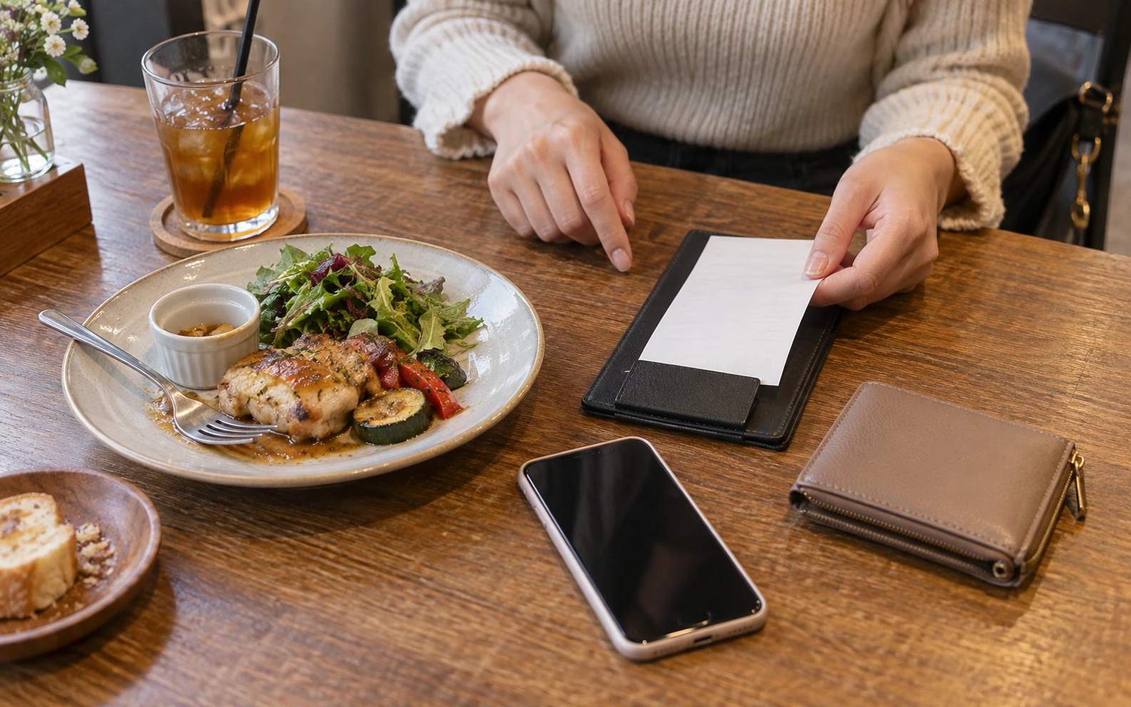 食事後に会計の準備をするイメージ