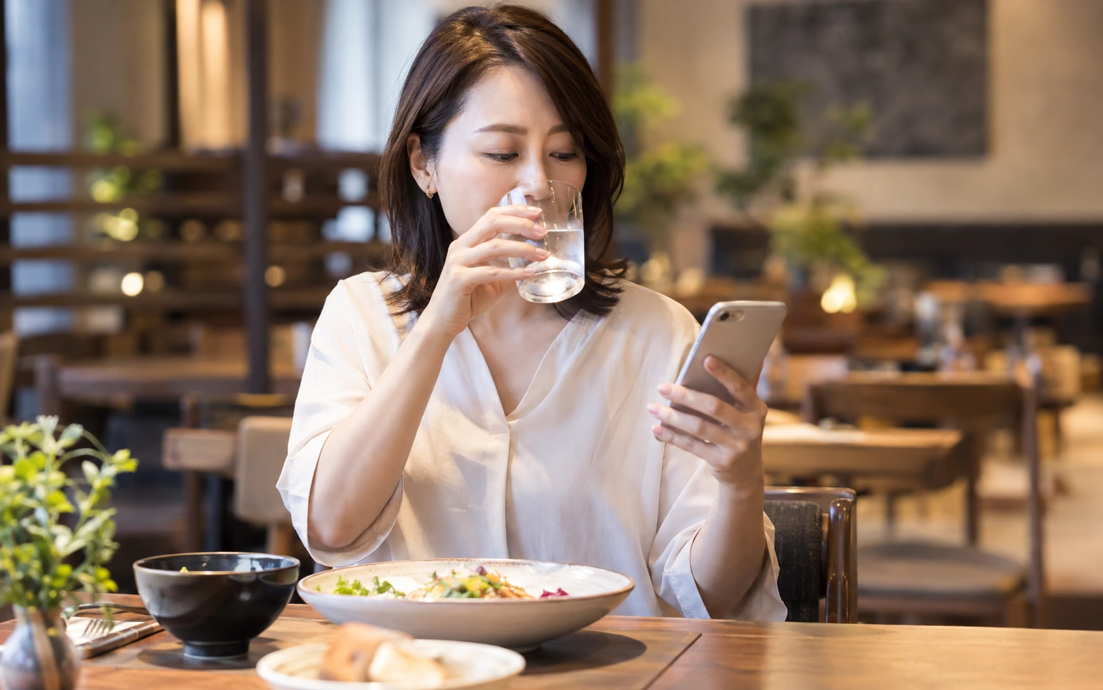 食事の途中で時間と体調を確認するイメージ