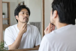 ヒゲ脱毛の方法を調べる男性