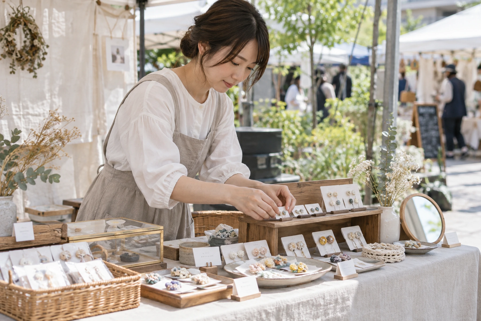 ハンドメイド作品をブースの広さに合わせて並べる女性