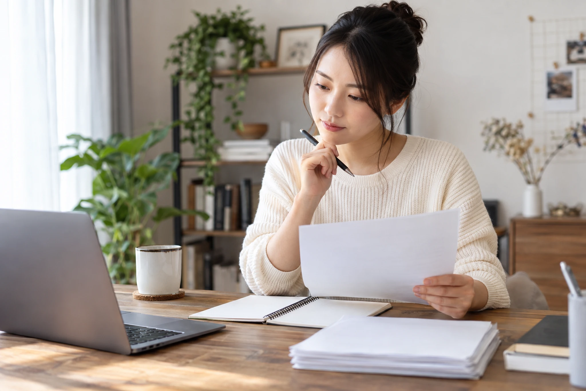 休日勤務について資料をそろえて質問する一人暮らしの女性