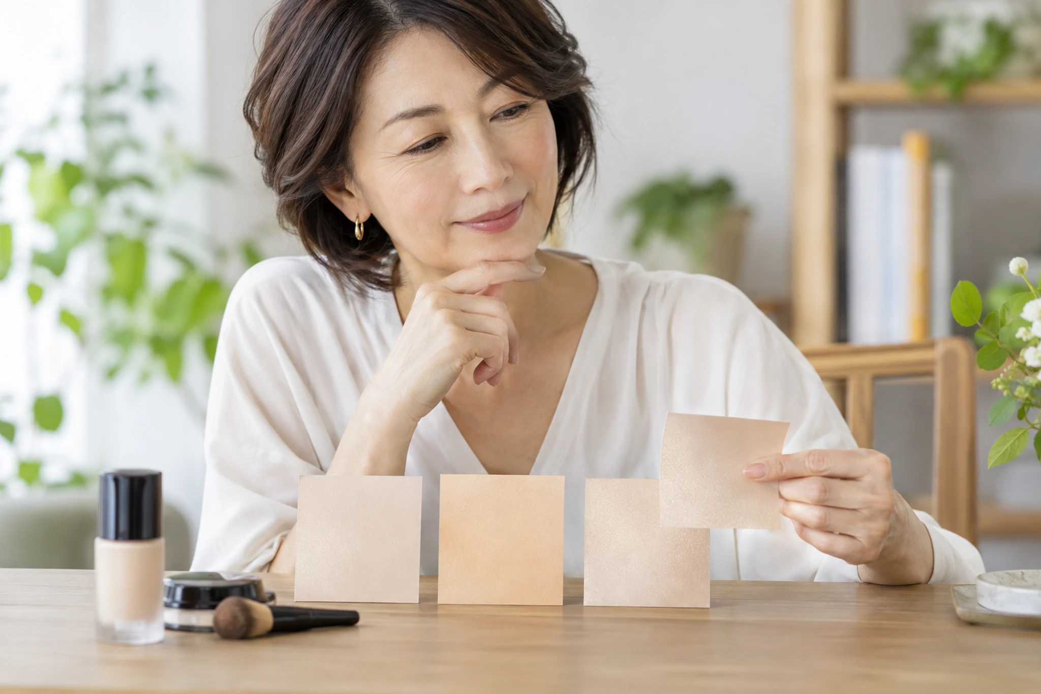 自然な仕上がりのファンデーションを腕で比べる女性
