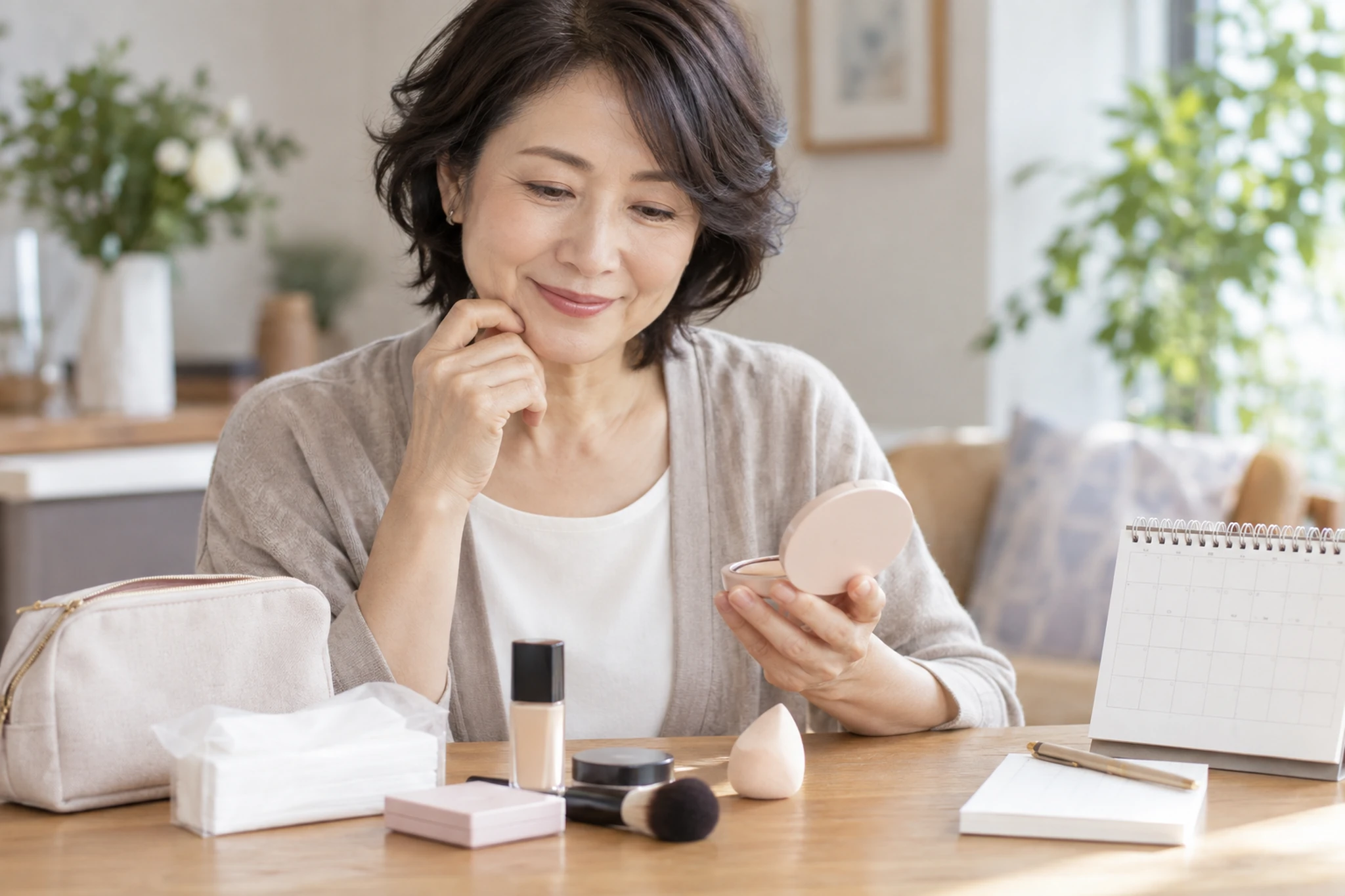ファンデーションの仕上がりを比較するサンプルと女性