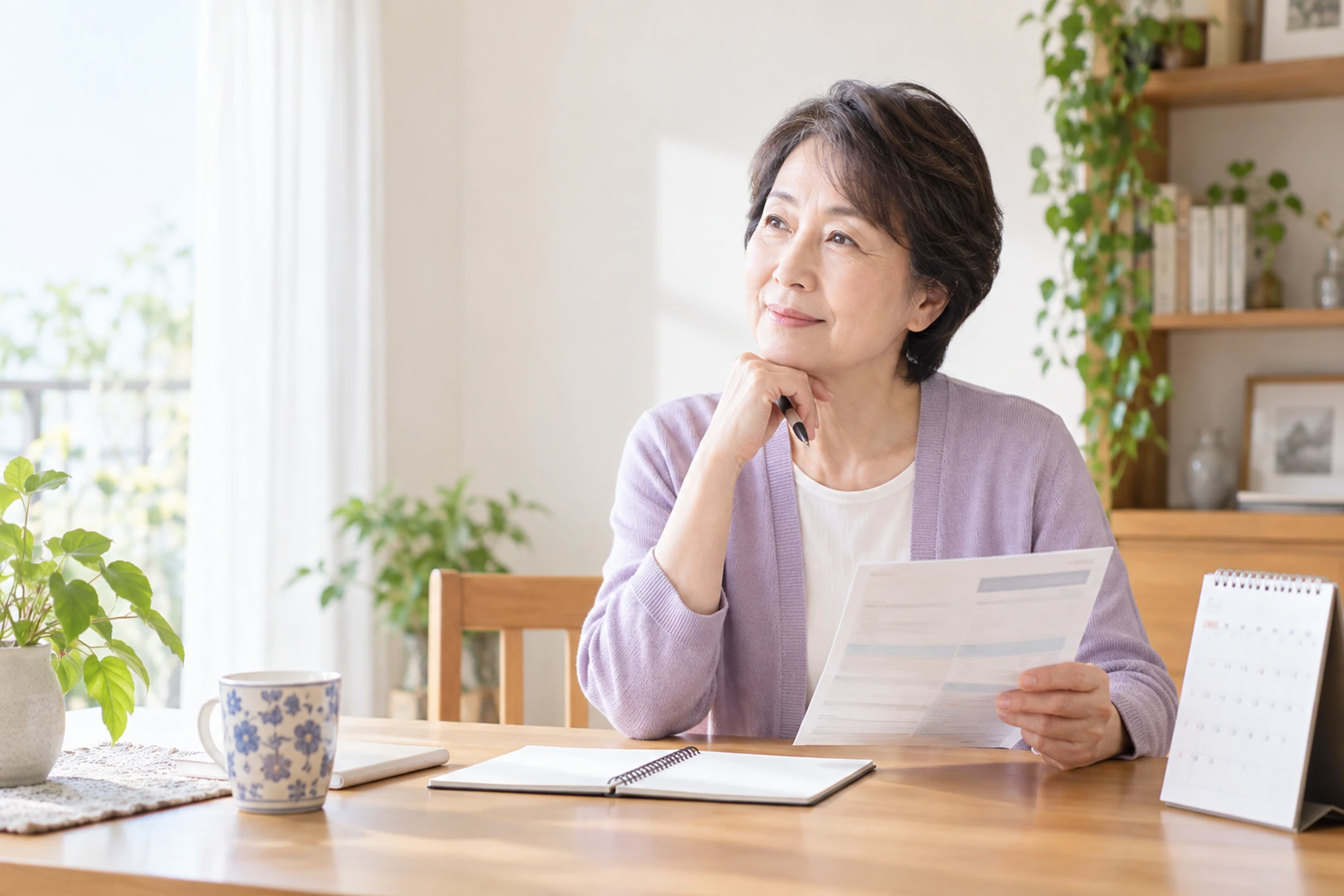 特別支給の老齢厚生年金を確認する60代女性