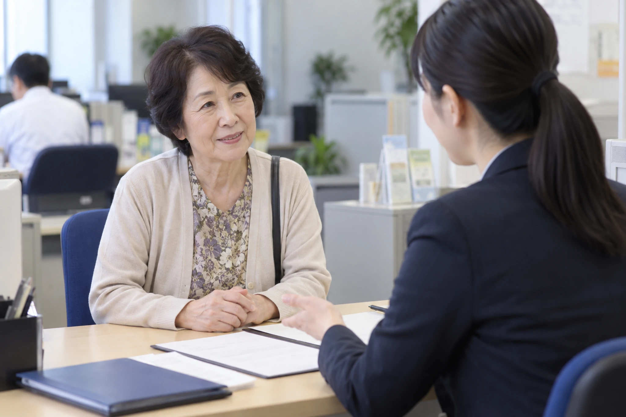 パソコンで年金の公式情報を確認する女性
