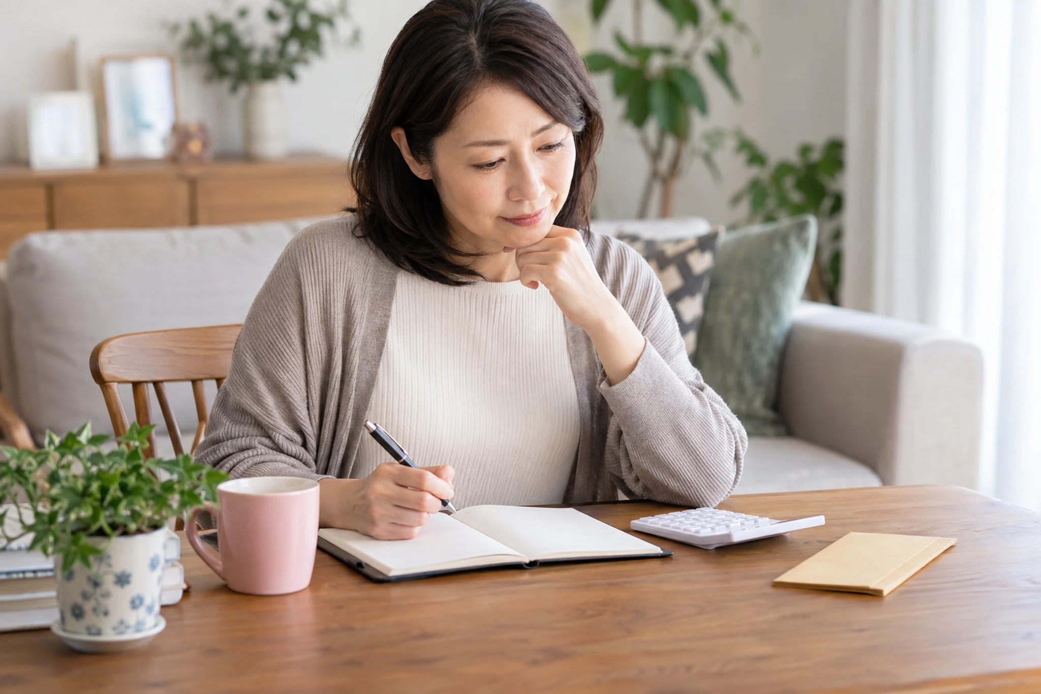 国民年金免除後の記録を整理する女性