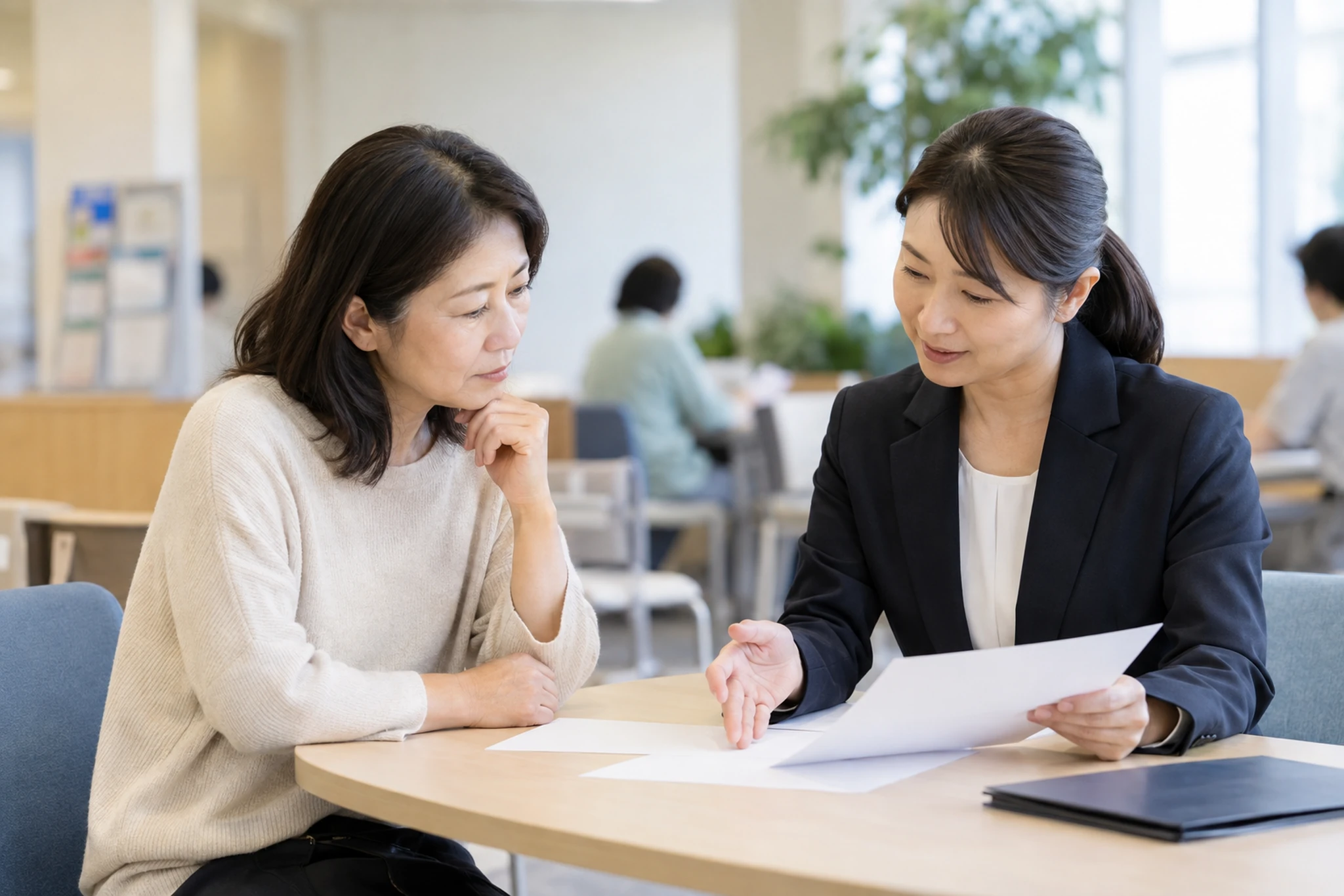 年金・貯蓄・支出の資料を分けて整理する女性