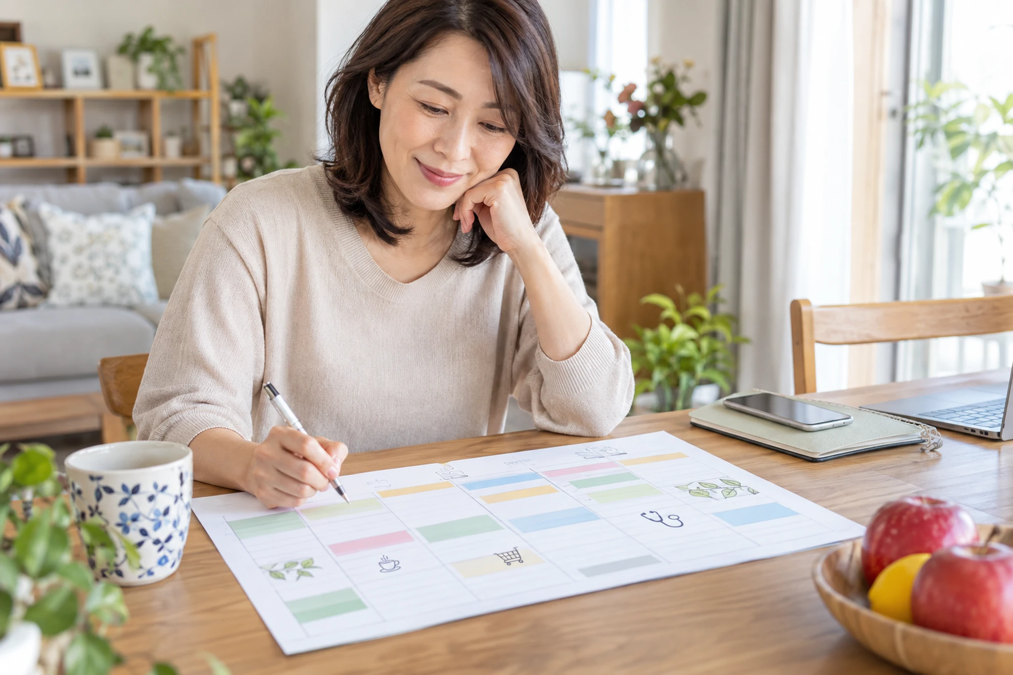休息と買い物と相談の時間を一週間の予定表に配置する女性