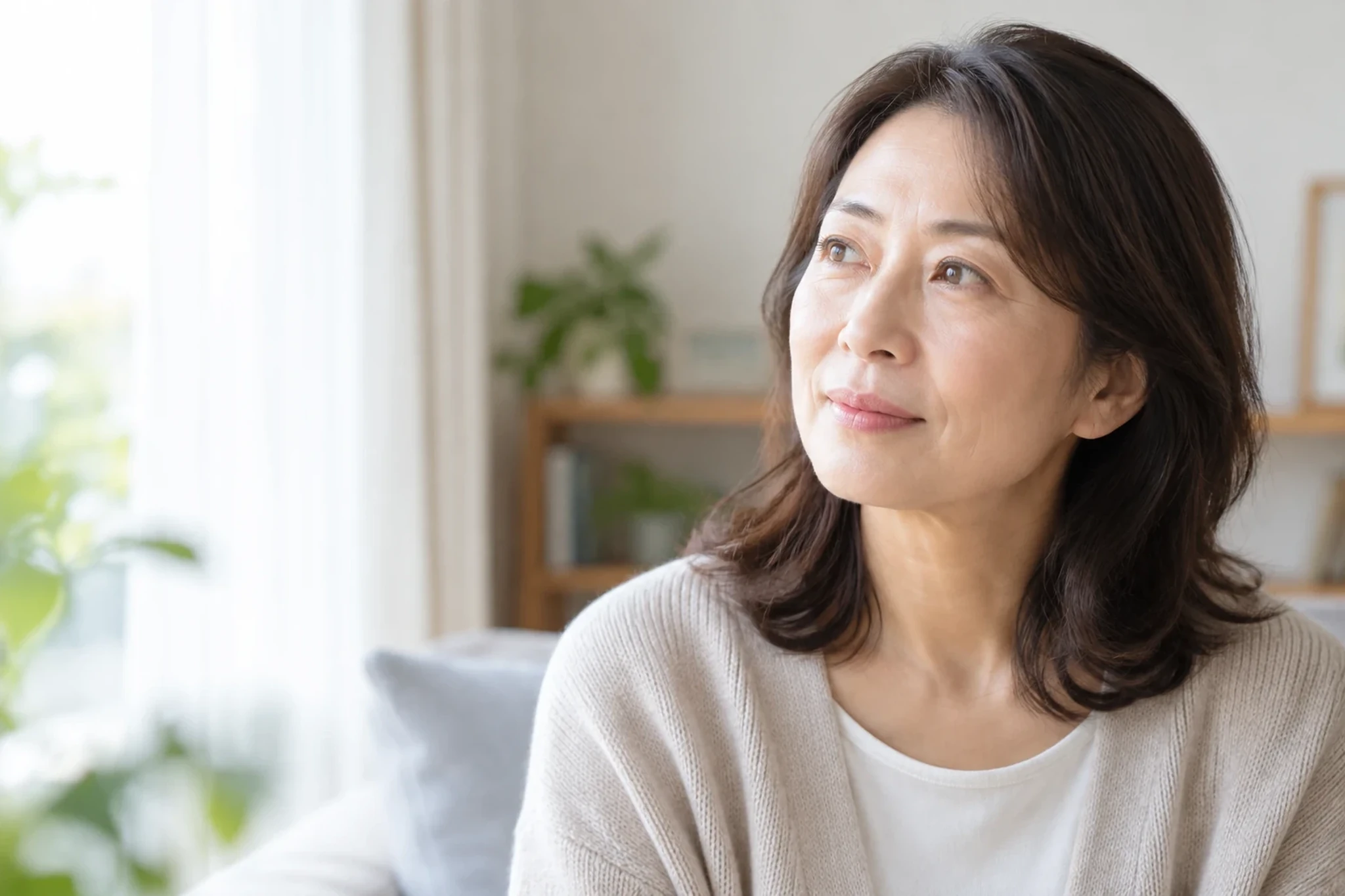 肝斑の原因を考え皮膚科相談を準備する女性