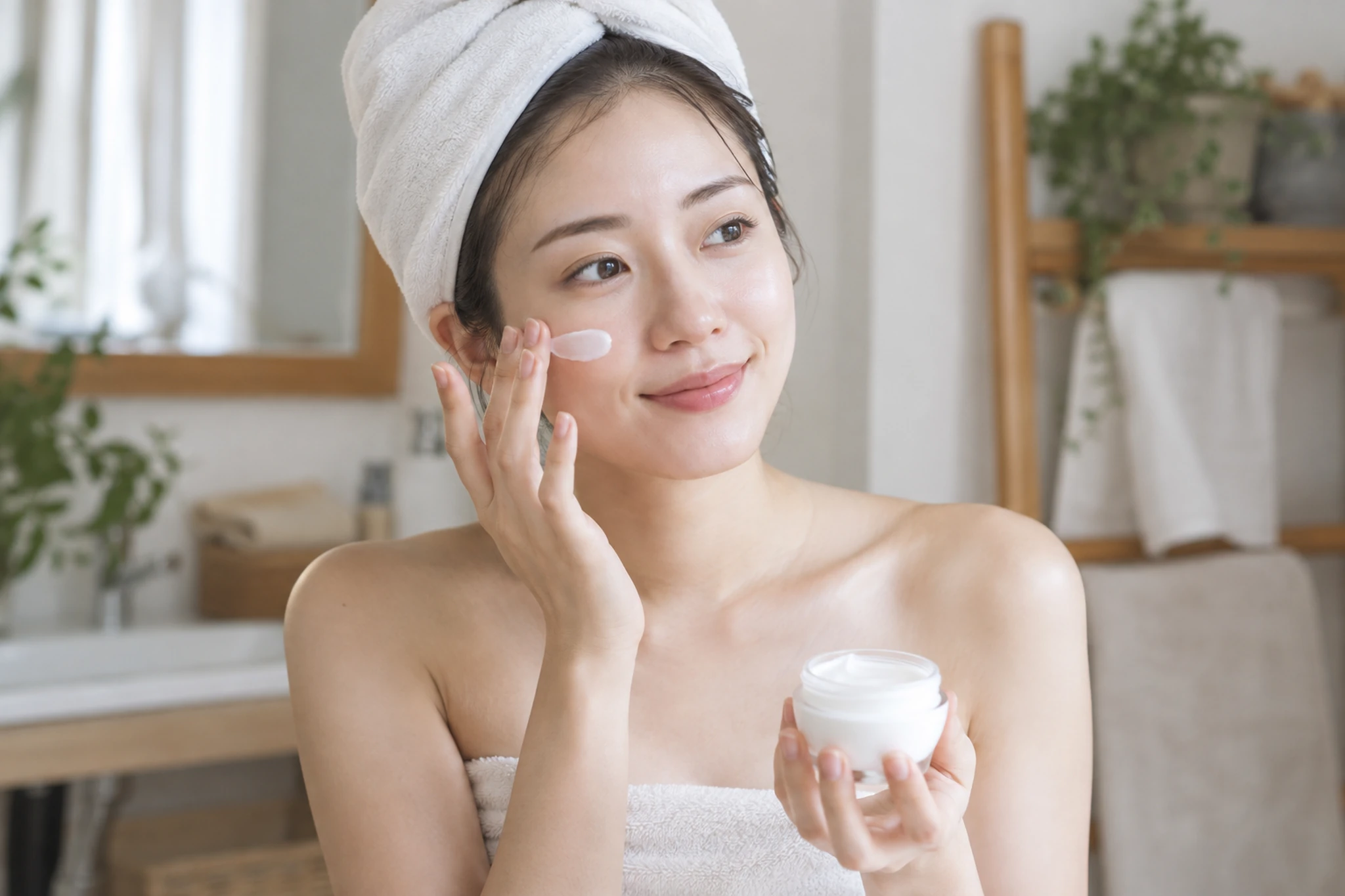 泡立てた洗顔料でやさしく洗顔する女性