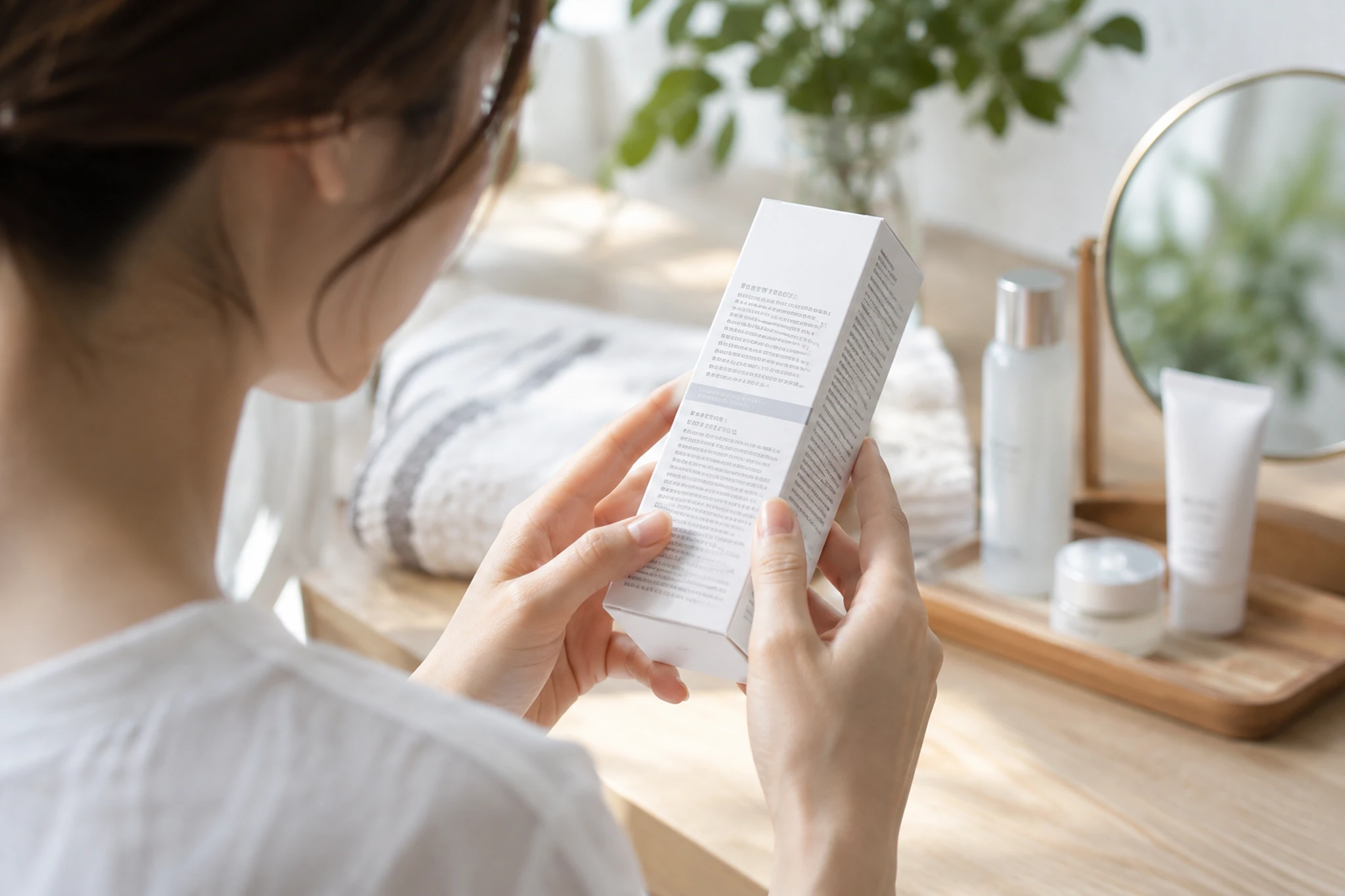 化粧品の成分表示と使用上の注意を確認する手元
