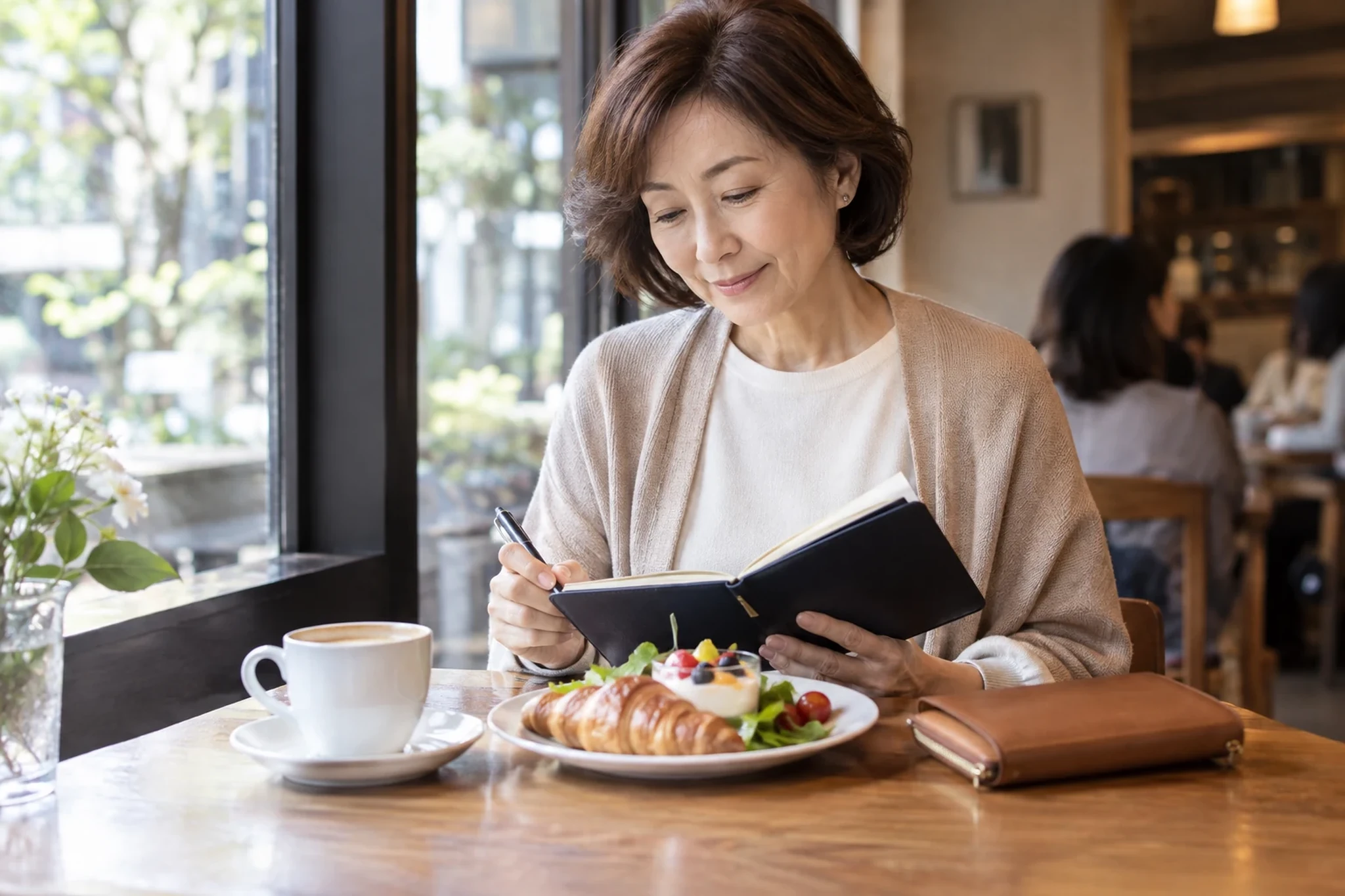カフェで休憩する女性