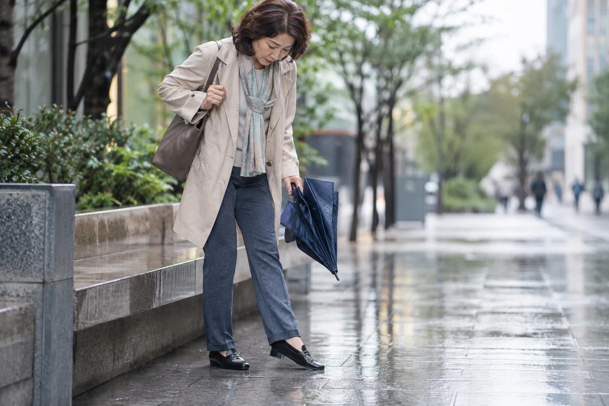 雨の街を歩く女性