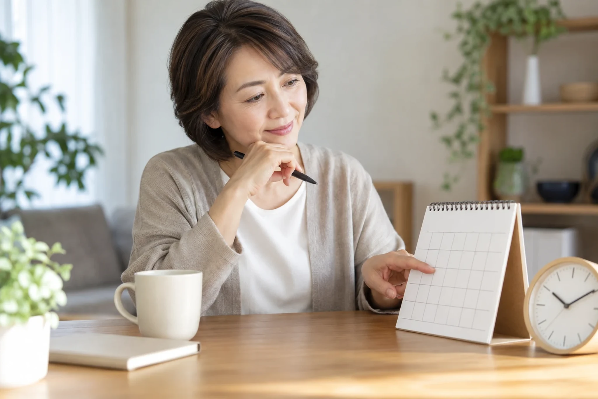 混雑を避ける予定を考える女性