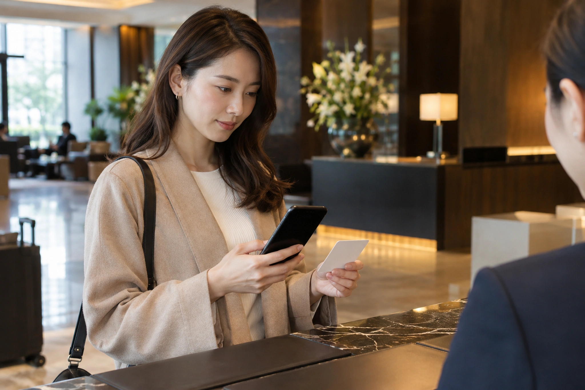 スマートフォンでチェックアウト条件を確認する場面