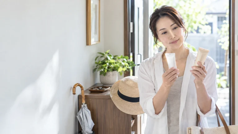 日焼け止めの選び方を考える女性 アイキャッチ