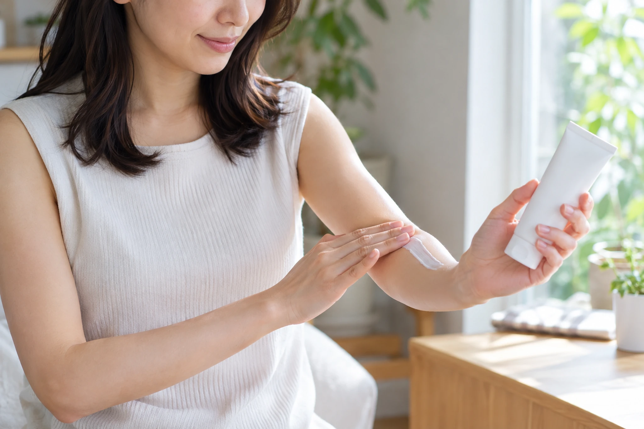 腕に日焼け止めをムラなく塗る編集イメージ