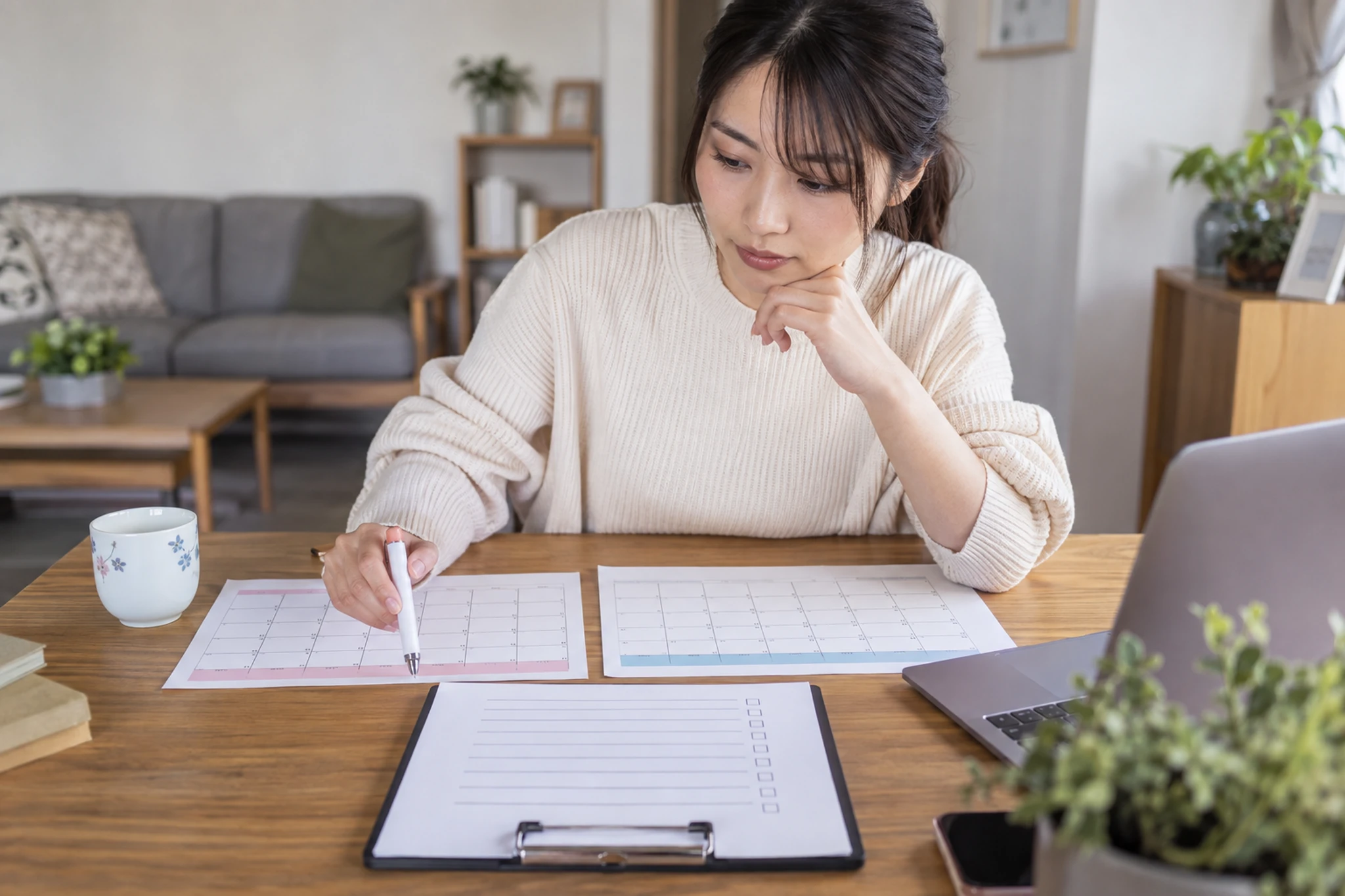 領収書や明細を年分ごとに整理する場面