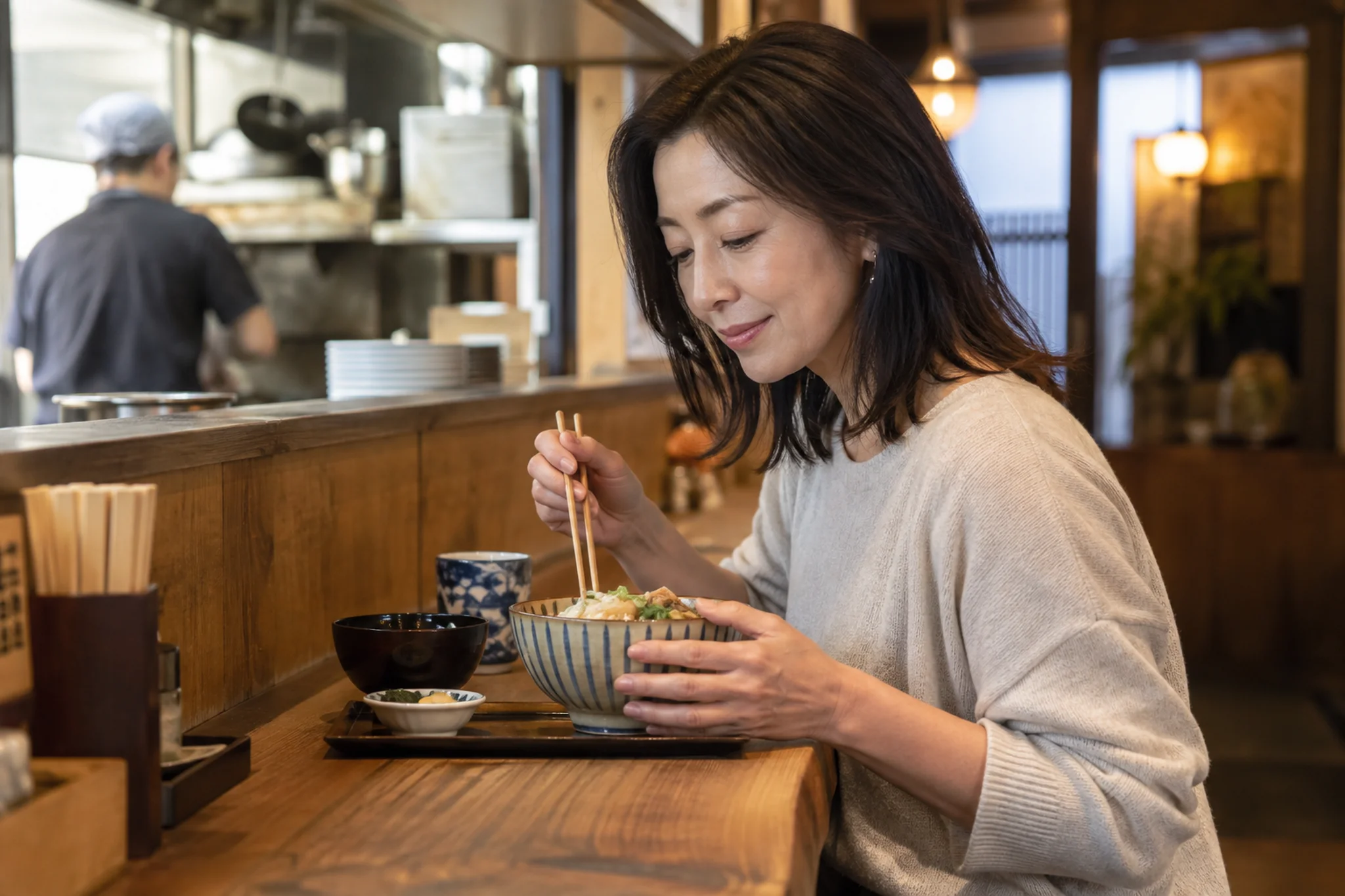 一人で無理なく食事を選び、休憩する旅先の場面