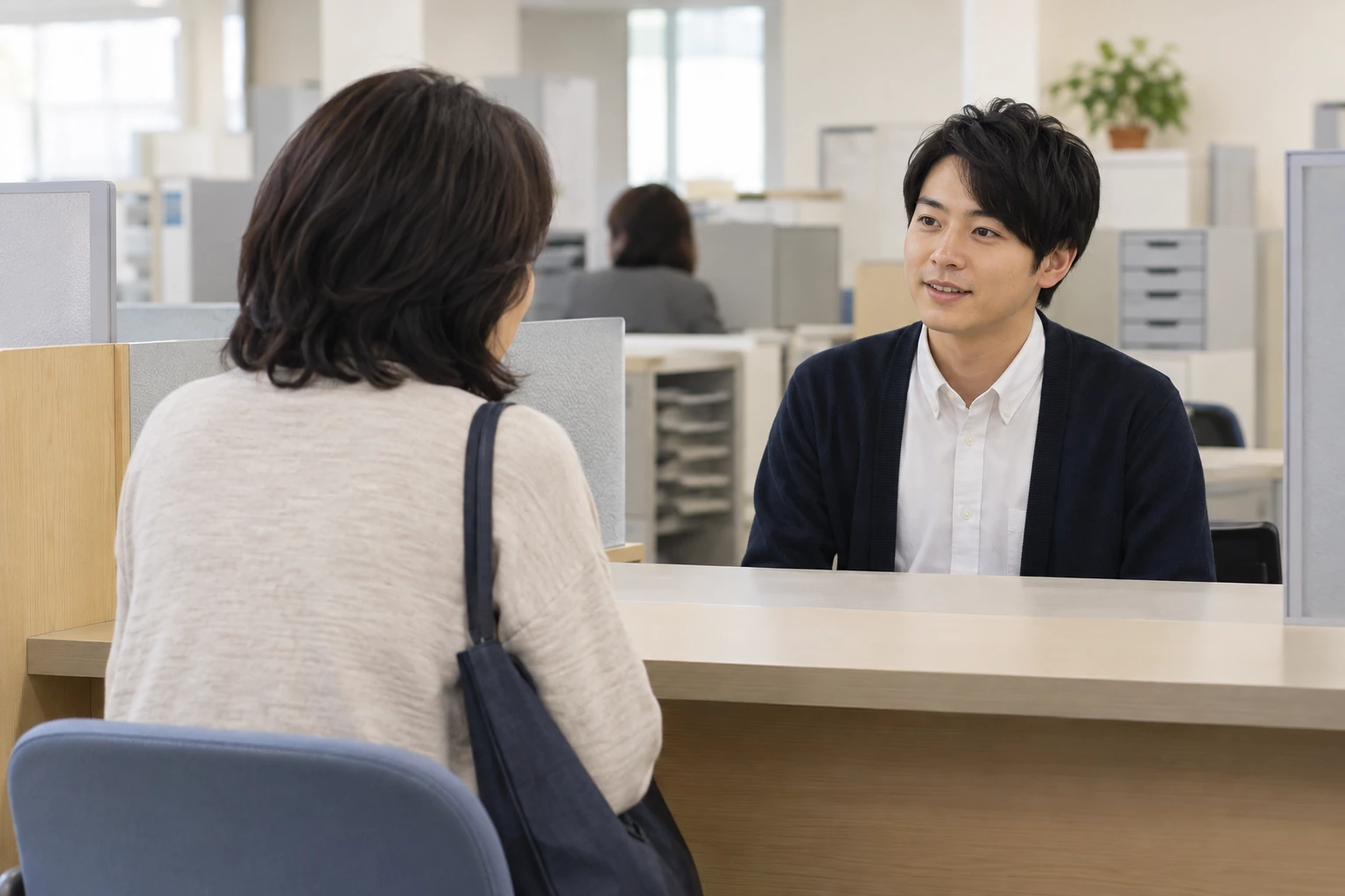 自治体の相談窓口で、障害年金について確認することを尋ねる人の場面