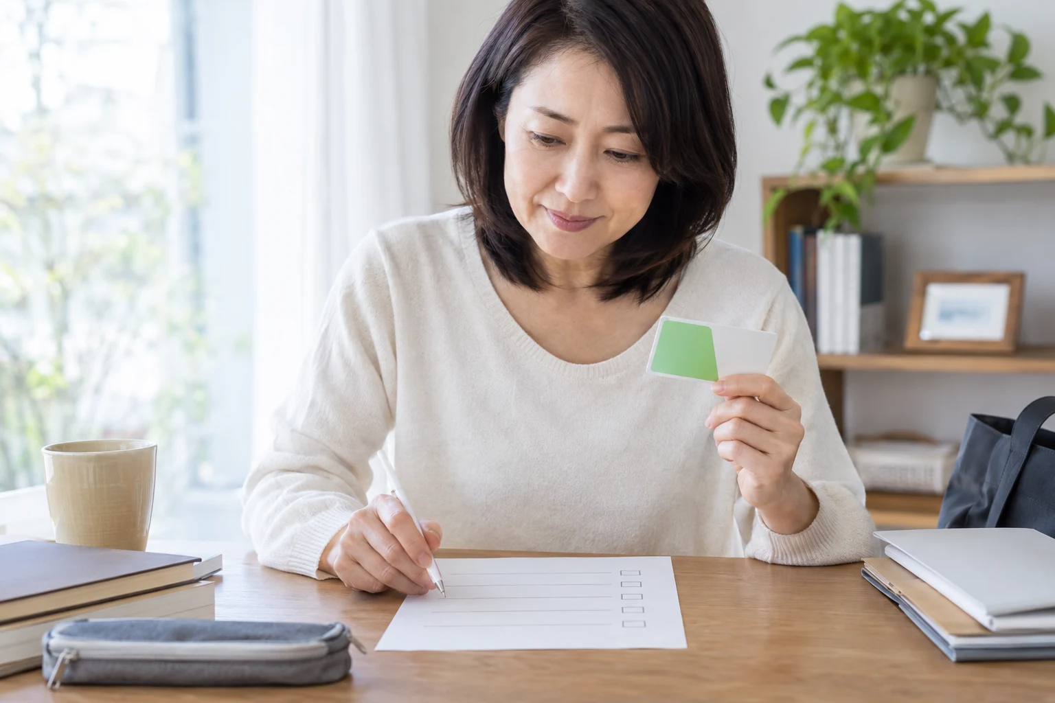 日本人女性が簿記試験の申込条件と持ち物を確認する