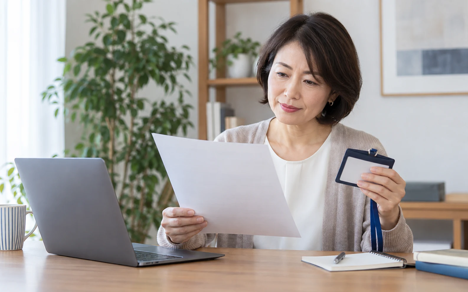 教育訓練給付の対象講座と申請条件を確認する50代の日本人女性