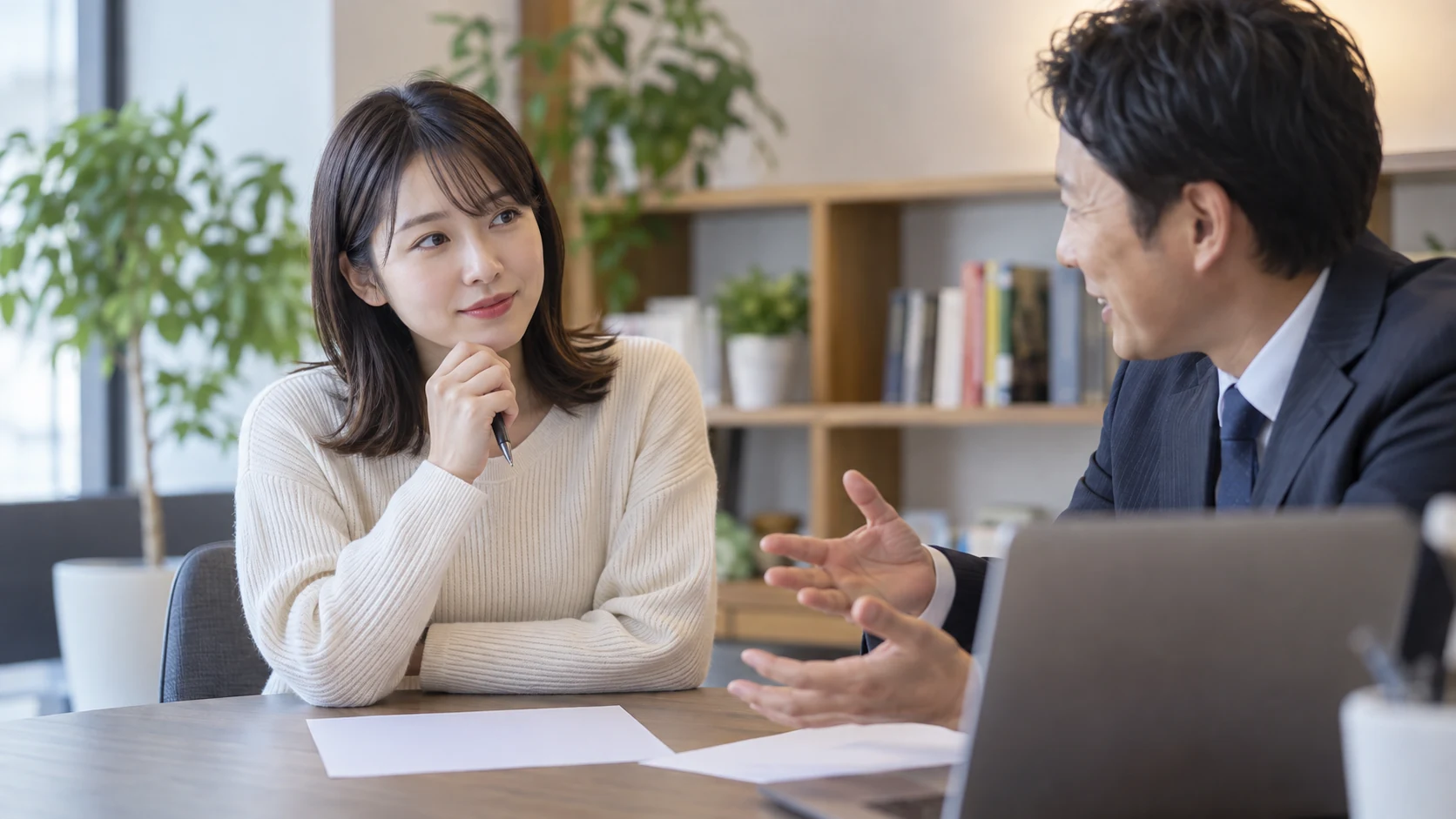 事務系資格の勉強をする日本人女性