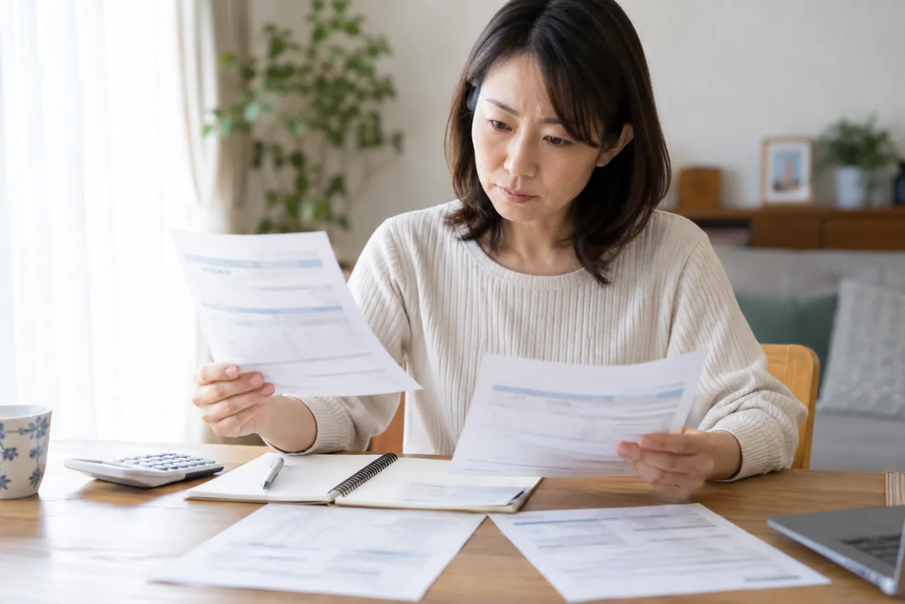 内職の納品方法と在宅ワークの作業範囲を確認する日本人女性