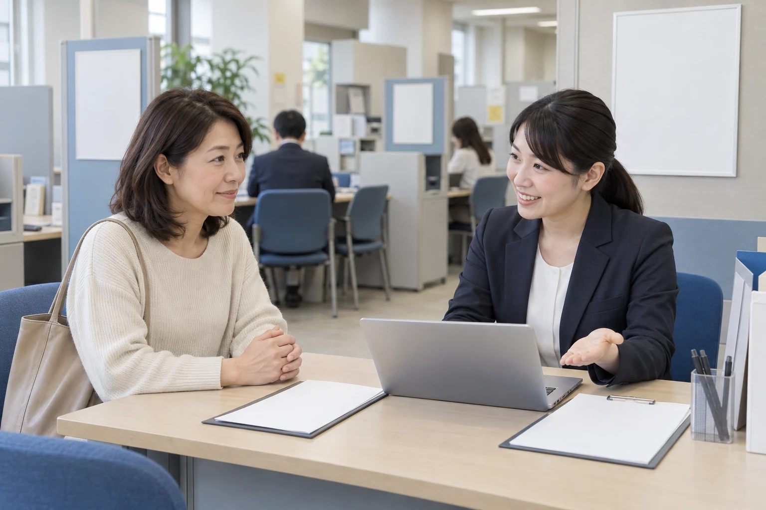 公的な求人サービスと職業訓練を調べる日本人女性