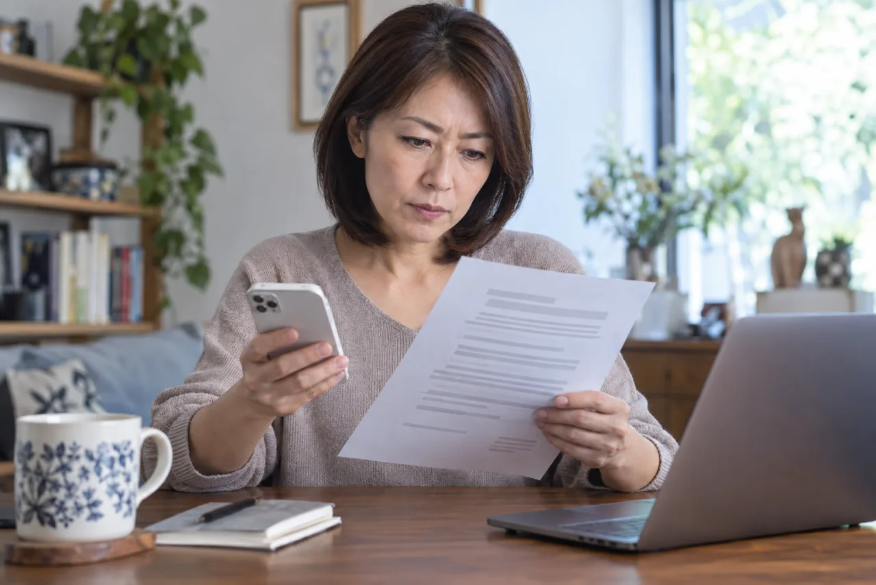 日本人女性がクラウドソーシングの契約条件と納期と検収と修正範囲を確認している