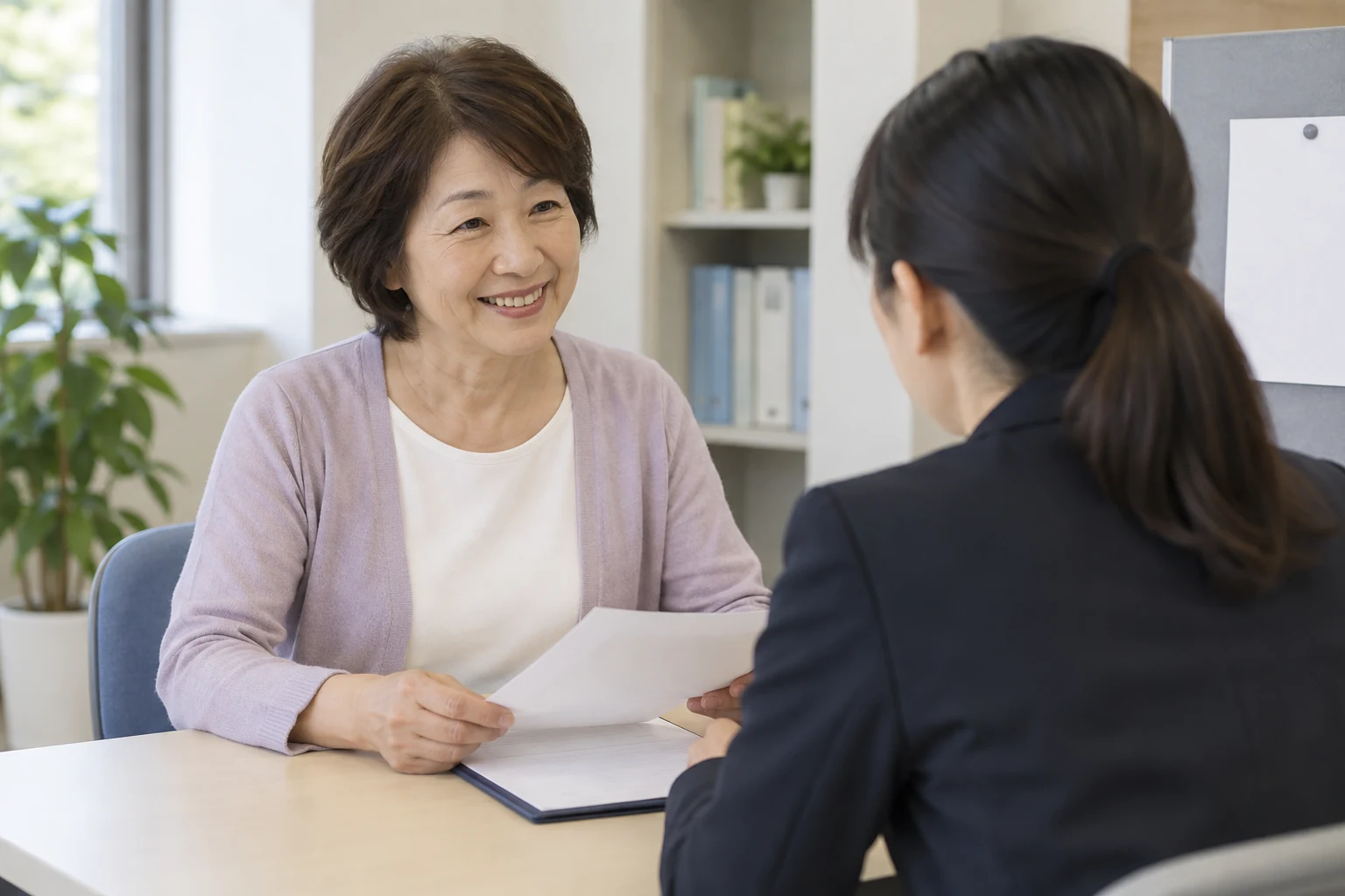 日本人女性がハローワークや地域の就業相談先を調べる