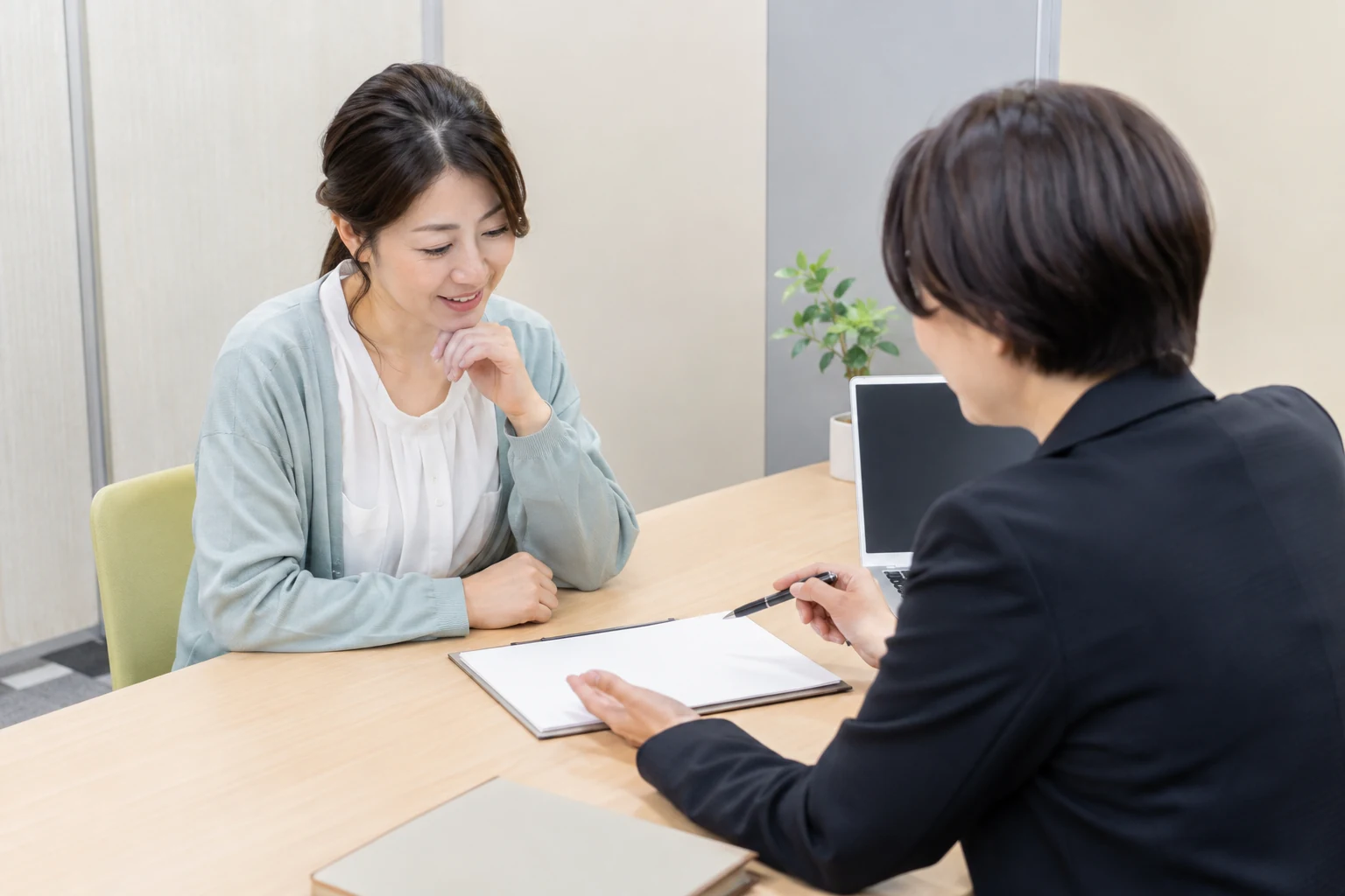 相談窓口で在宅ワークの条件を確認する女性のイメージ