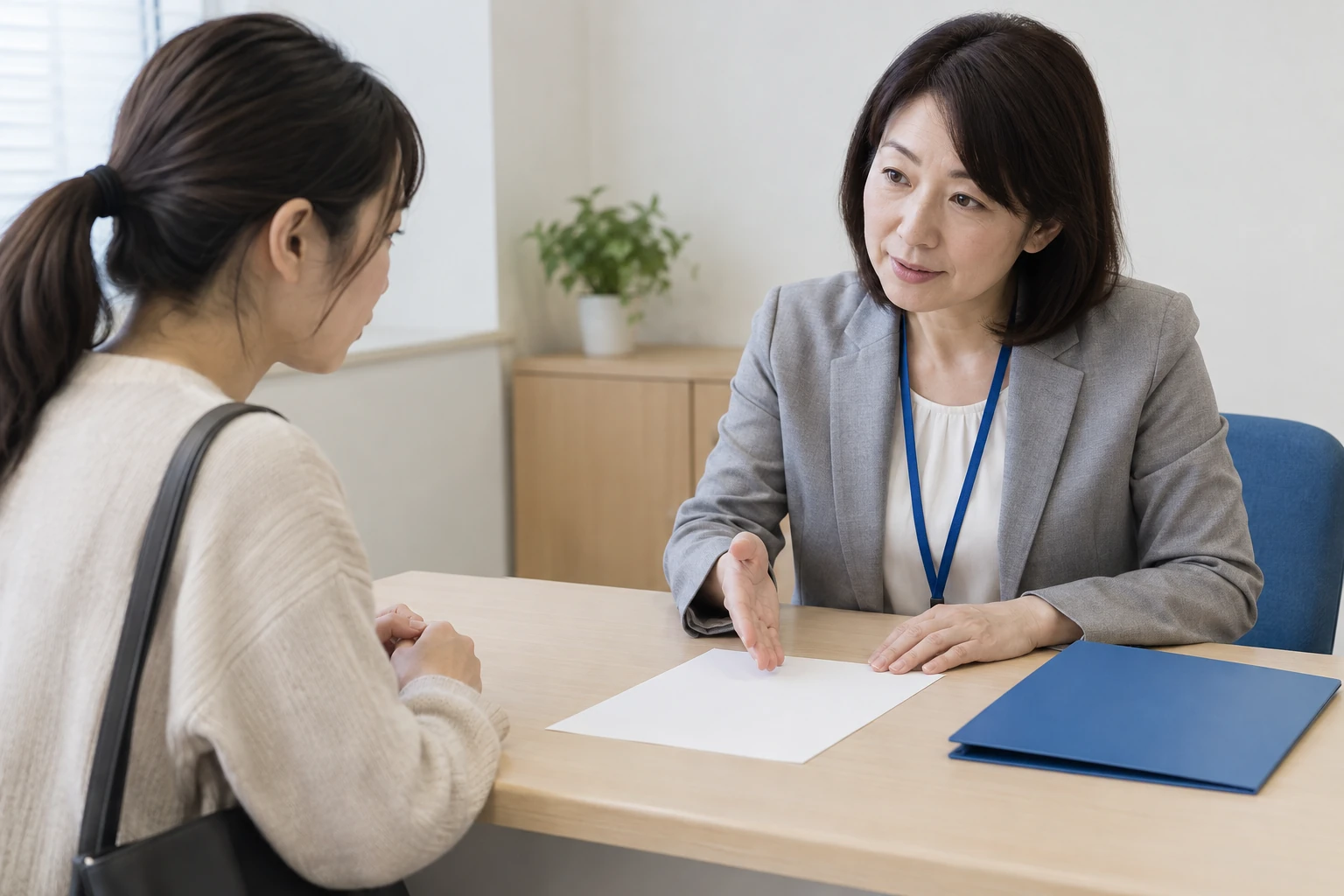離職票と受給資格の説明書を確認する女性