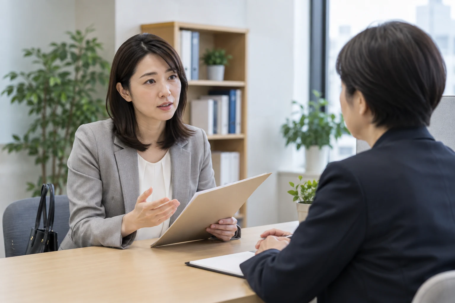 女性が退職代行の規約と個人情報の扱いを確認している様子