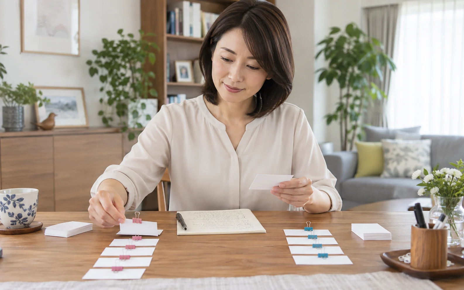 退職日にお菓子を渡す相手をリストへ分ける日本人女性