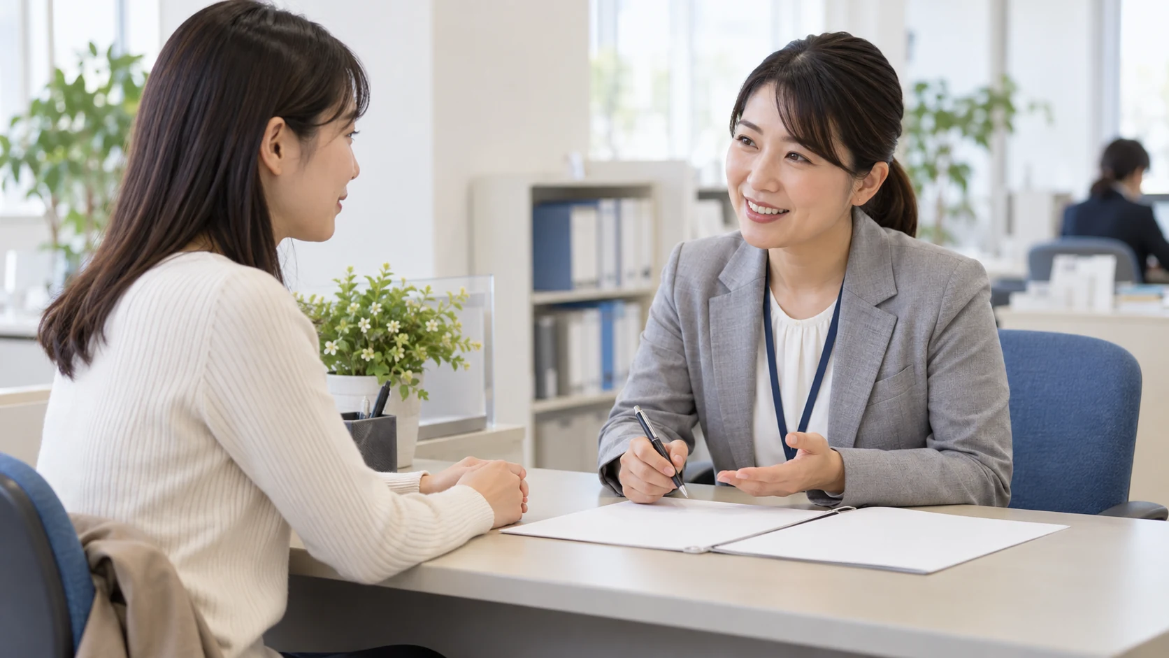 ハローワークの窓口で教育訓練給付金を相談する様子