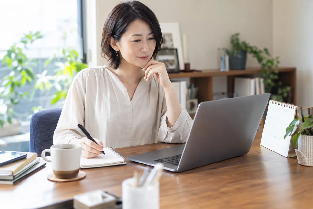 職種と面接会場に合わせた服装の候補を選ぶ日本人女性