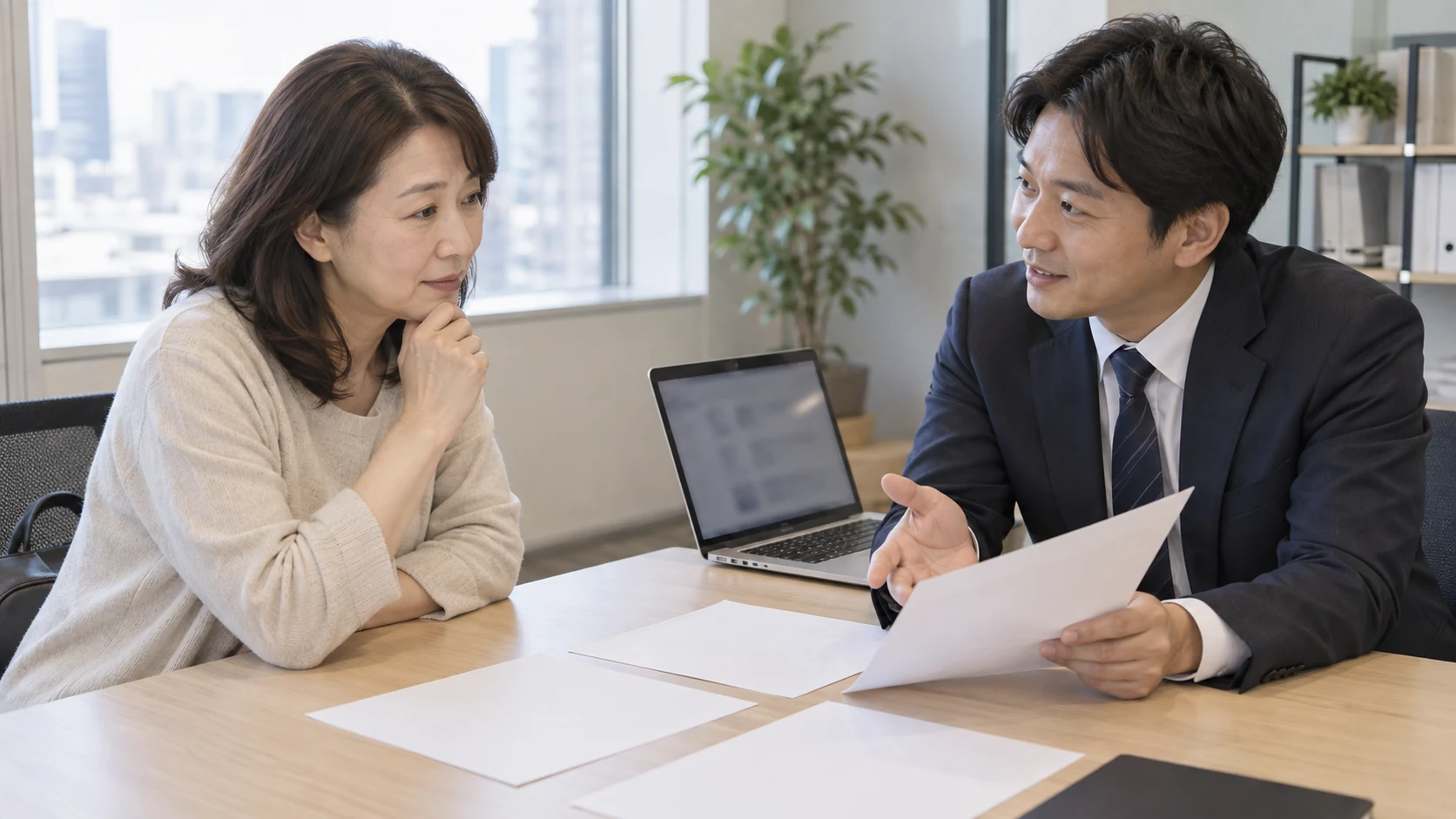 応募書類の形式を見比べる日本人女性