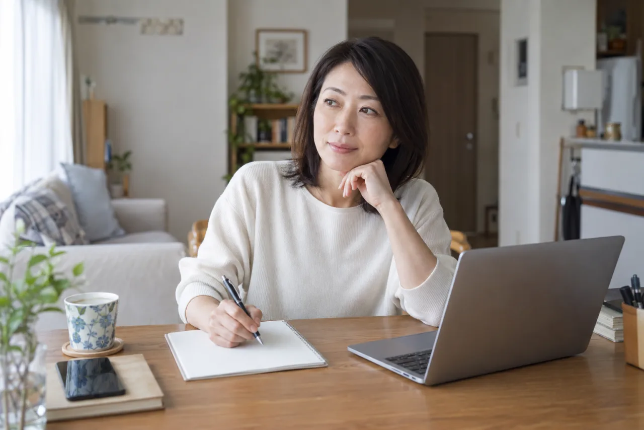日本人女性が転職応募の自己PRを書こうとしている